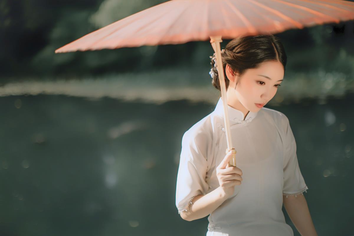 柳絮旗袍：光影交织的复古怀旧之美