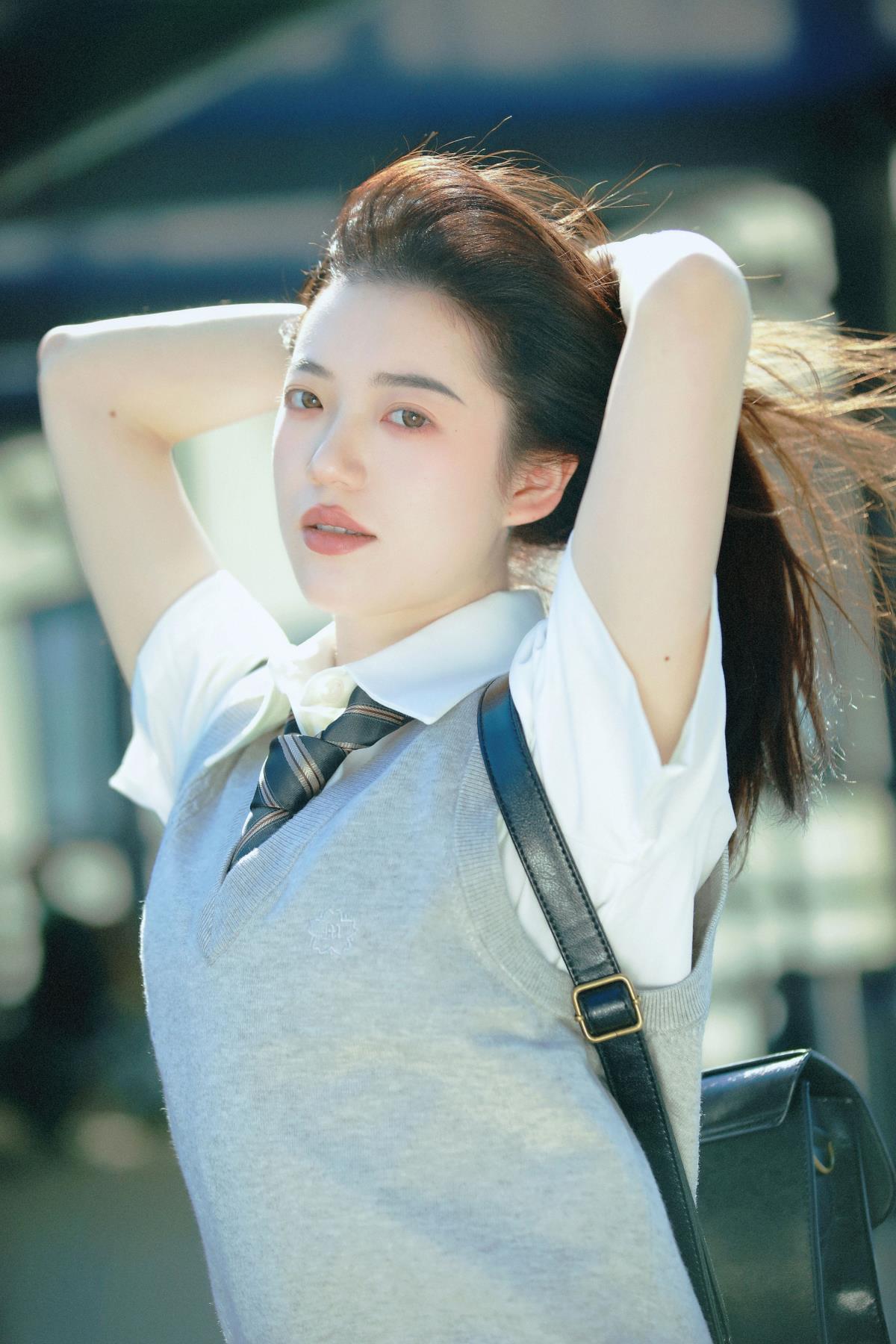 码头夏日：元气少女与清新阳光的邂逅