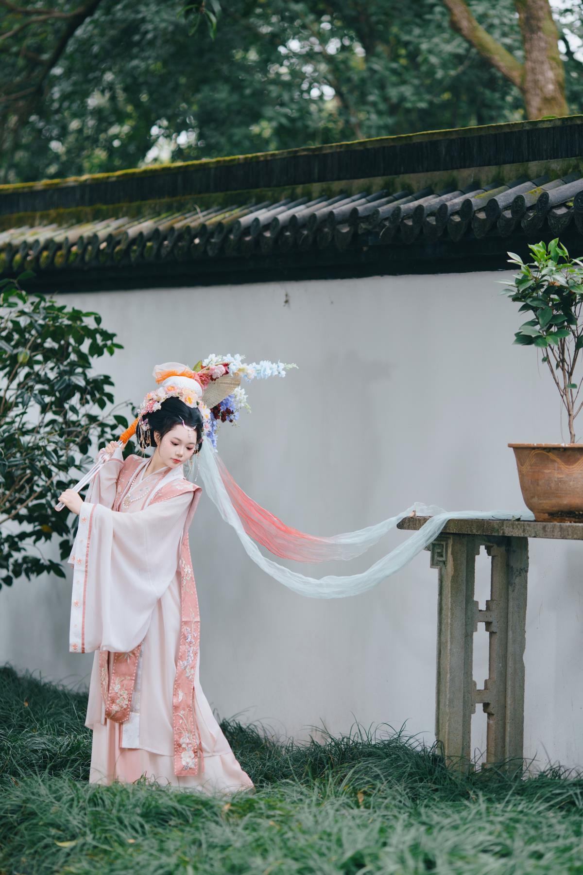 珠光点染三白妆，墨云深处绽芳华