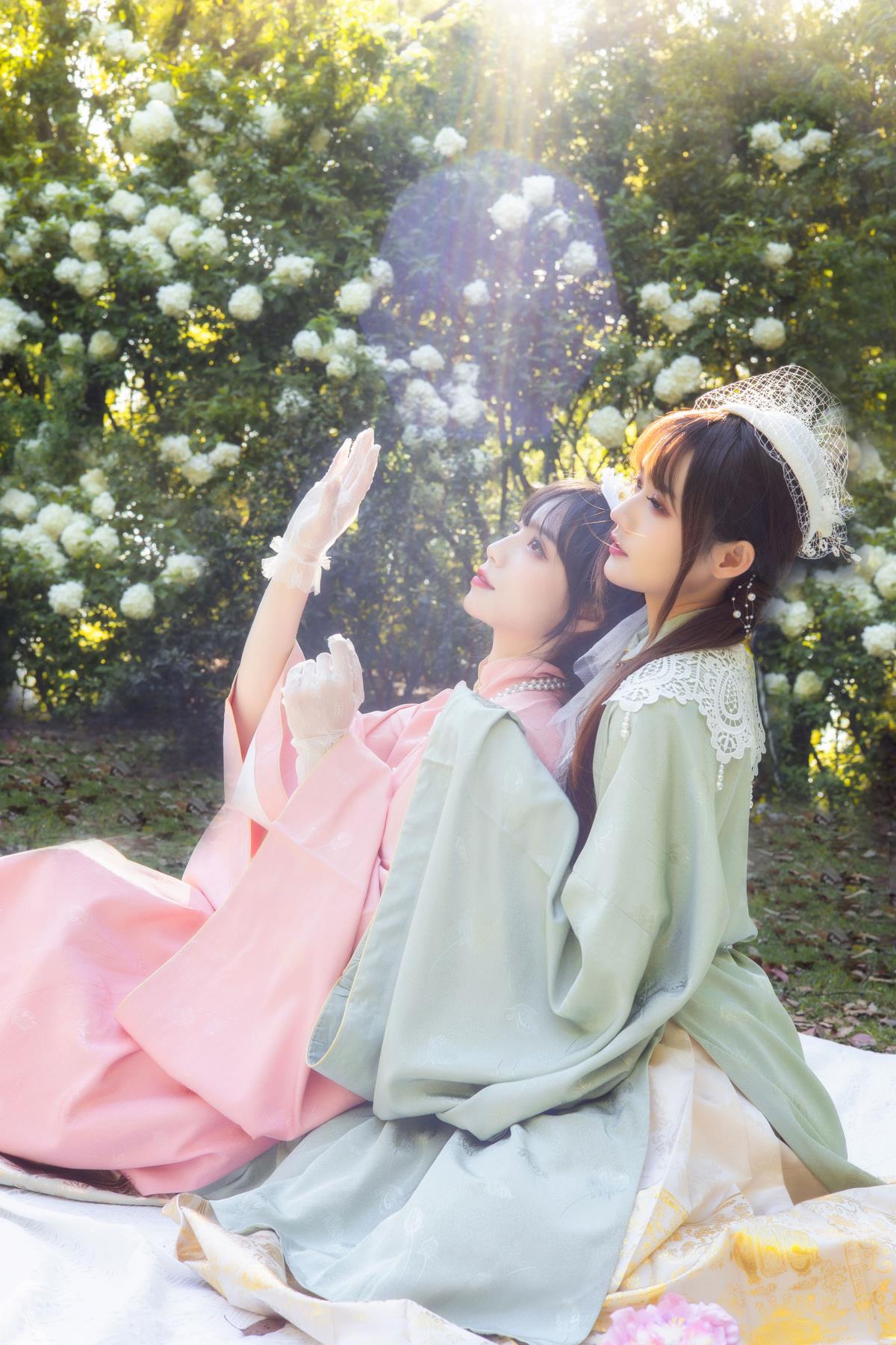 踏春：汉洋折衷风格的双人汉服写真，邂逅春天树林间