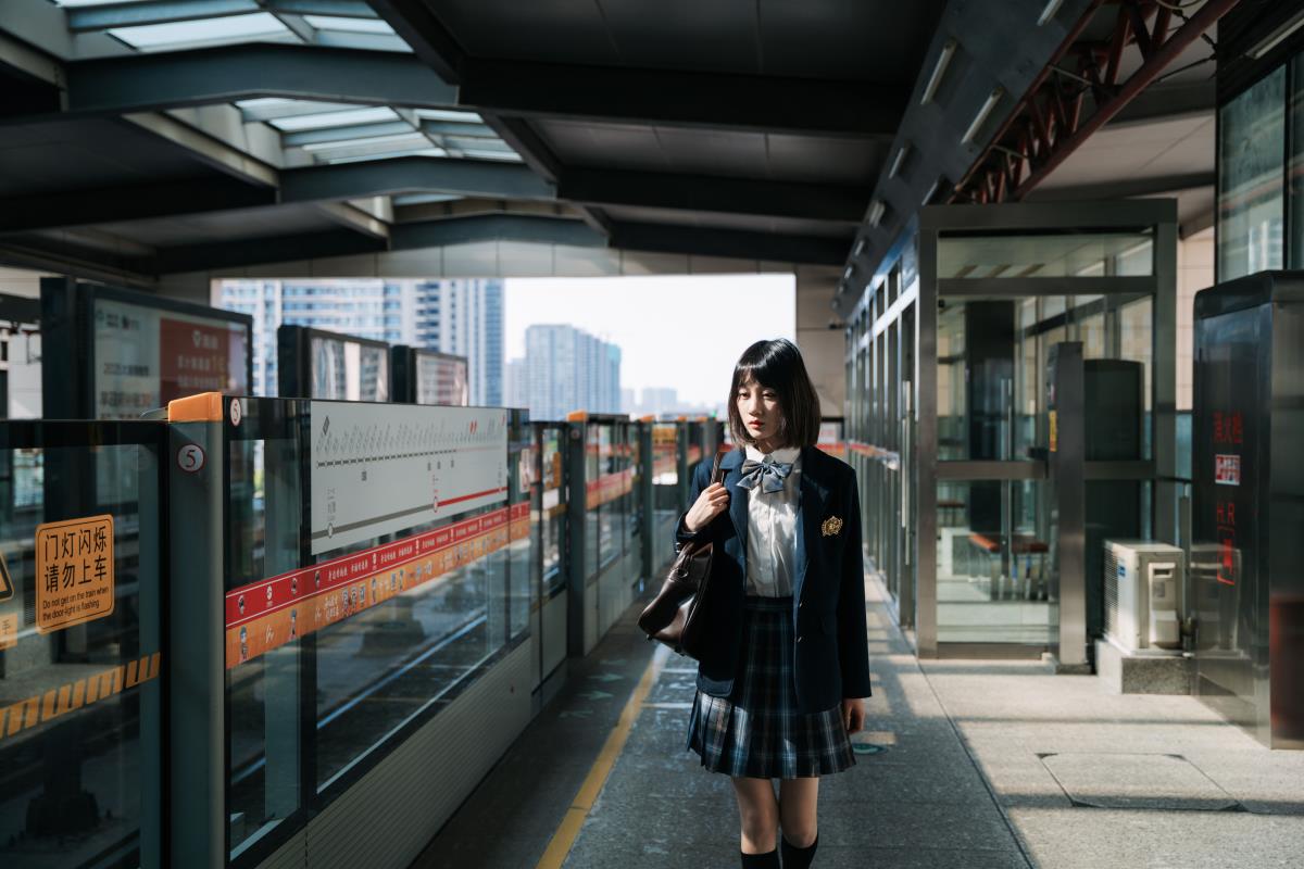 《地铁光影下的JK故事与别样氛围》