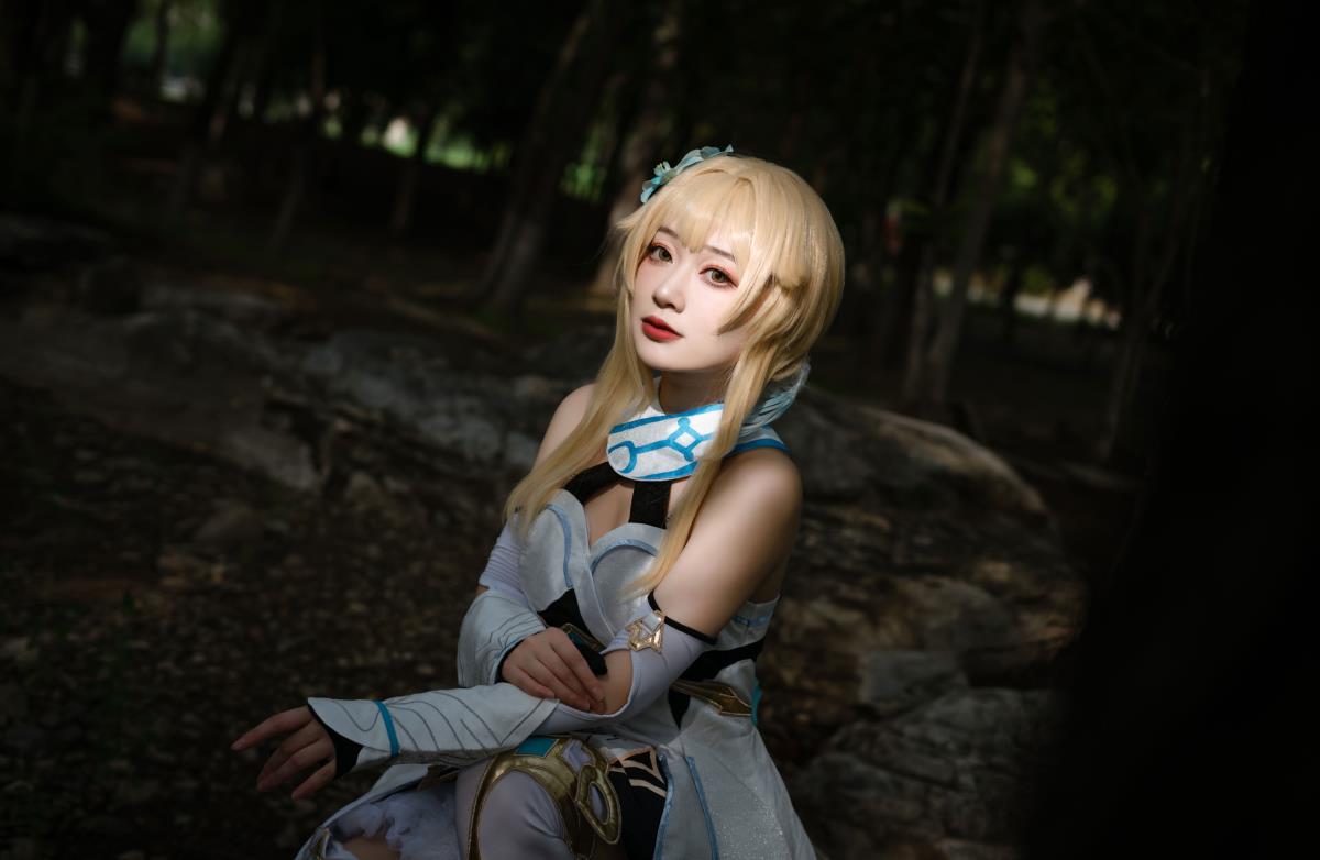 《荧：穿越世界的可爱旅人，于树林间绽放的 Cosplay 之美》