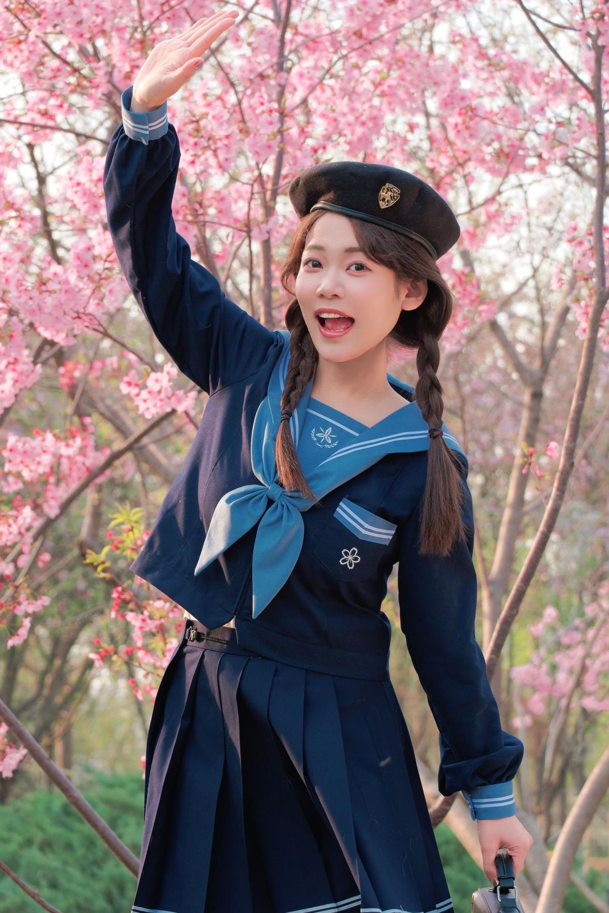 《早已不是樱花盛开的季节，那个人却未如期而至》 （JK、春日、甜美元素可融入文章内容中进一步丰富意境） 或者 《樱花不再盛开时，等待的那个人却杳无踪迹》 （同样可在文中融入JK、春日、甜美元素增添文艺感）