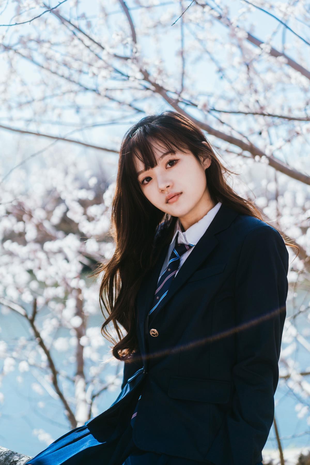 《JK少女邂逅河堤旁大片山桃花，晴日唯美日系画面》 解析：原内容描述了少女在河堤旁邂逅山桃花的美好场景，晴天下溪水蓝，山桃花美，充满日系风格，结合JK少女等元素，生成的标题既包含了关键信息，又富有意境和文艺感。