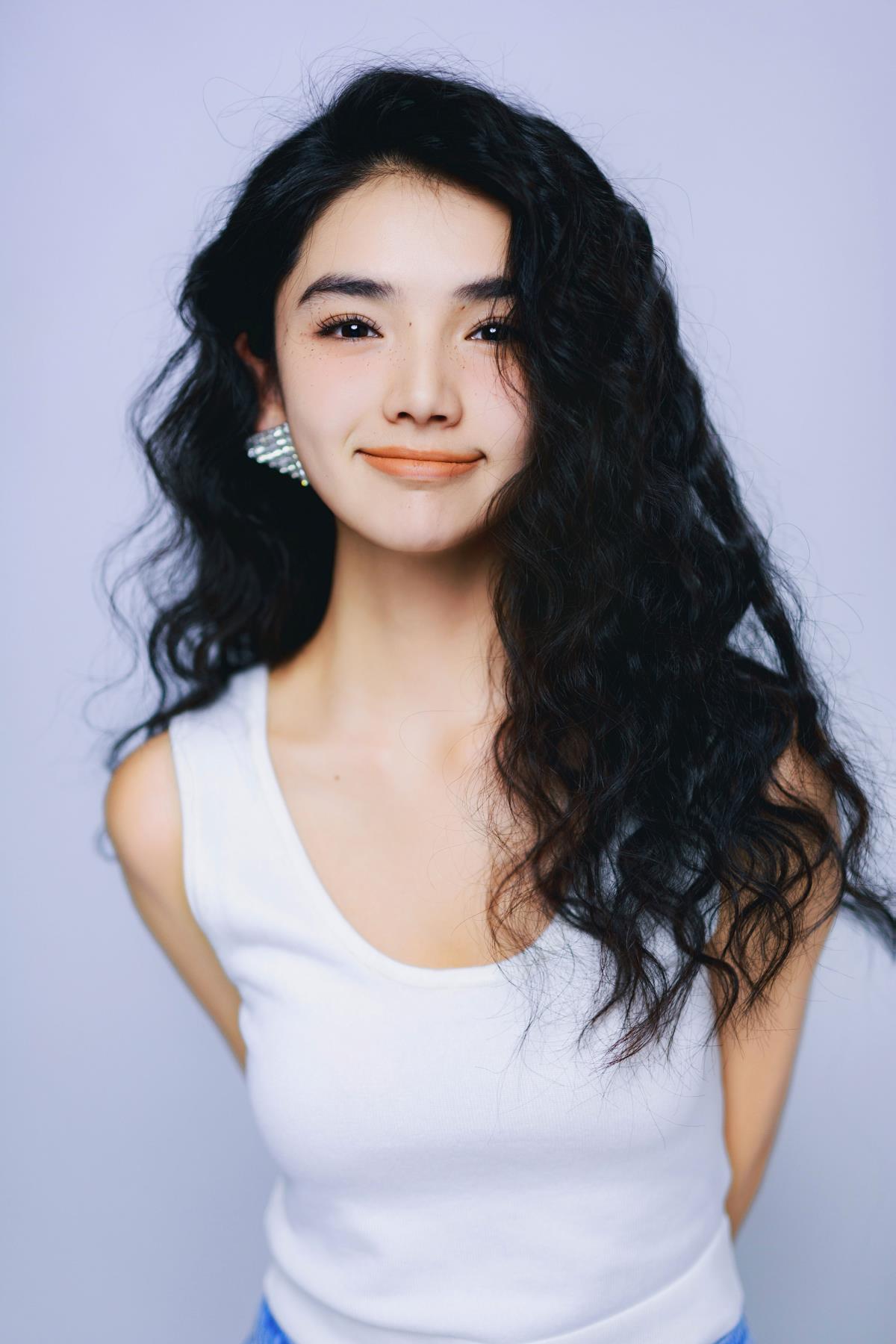 港风棚拍：眸若深情海，花坠满温情