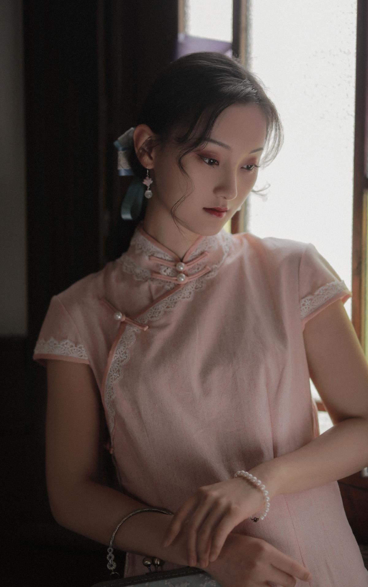 最初与最终：从相识到相忘，你会否后悔与我相逢 复古怀旧间，旗袍映衬下的相识与相忘 于复古怀旧中，忆那最初与最终的相识不相认