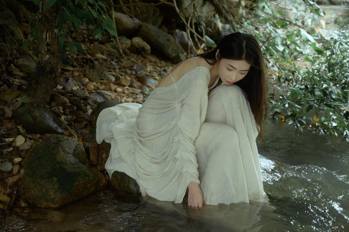 《林阴漫步，邂逅自然能量》 解析：保留了原文中的关键信息“树林”“漫步”“自然能量”，并进行了适当组合，营造出一种在树林中漫步感受自然的意境，且符合文艺风格。 同时按照要求没有添加《》符号 。 若觉得这个标题不够精炼，也可以改为：《林阴间，邂逅自然能量》 。 或者更加简洁的：《林阴漫步寻自然能量》 。 甚至是《林阴漫步，汲自然能量》 。 你可以根据自己的喜好选择其中一个标题 。 当然，你还可以提出更多修改意见，比如字数限制、想要突出的重点等，以便我生成更符合你心意的标题 。 如果你希望标题更具诗意，还可以是：《林阴幽径，漫品自然能量》 。 或者《林阴漫步，静揽自然能量韵》 。 又或者《林阴间漫行，采撷自然能量香》 。 这些标题都能体现出在树林中漫步感受自然能量的意境，且具有一定的文艺气息 。 要是你想要一个更加空灵的标题，不妨考虑：《林阴幻旅，悟自然能量灵》 。 或者《林阴逸步，探自然能量秘》 。 希望这些标题能够满足你的需求，若你还有其他想法，欢迎随时告诉我 。