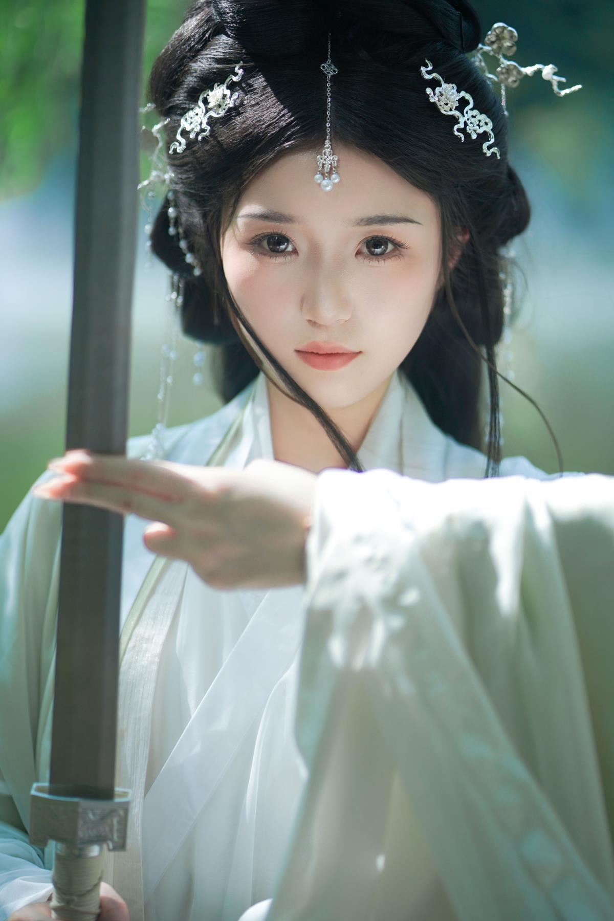 师姐大道无情，师妹舞剑绽清冷仙子意境