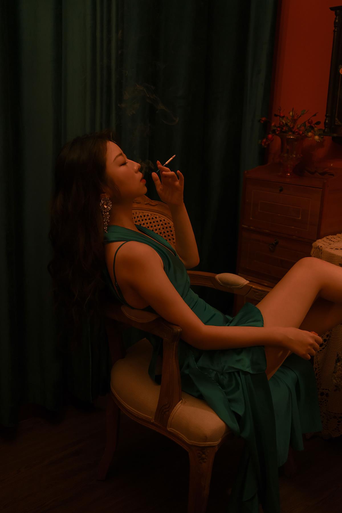 《香烟缭绕处，复古怀旧间的慵懒时光》 （将提取信息组合并适当润色，添加连接词使标题更连贯且富有意境） 或者 《一支香烟勾勒的复古怀旧慵懒画卷》 （以“一支香烟”为线索，描绘出整体的意境画面）