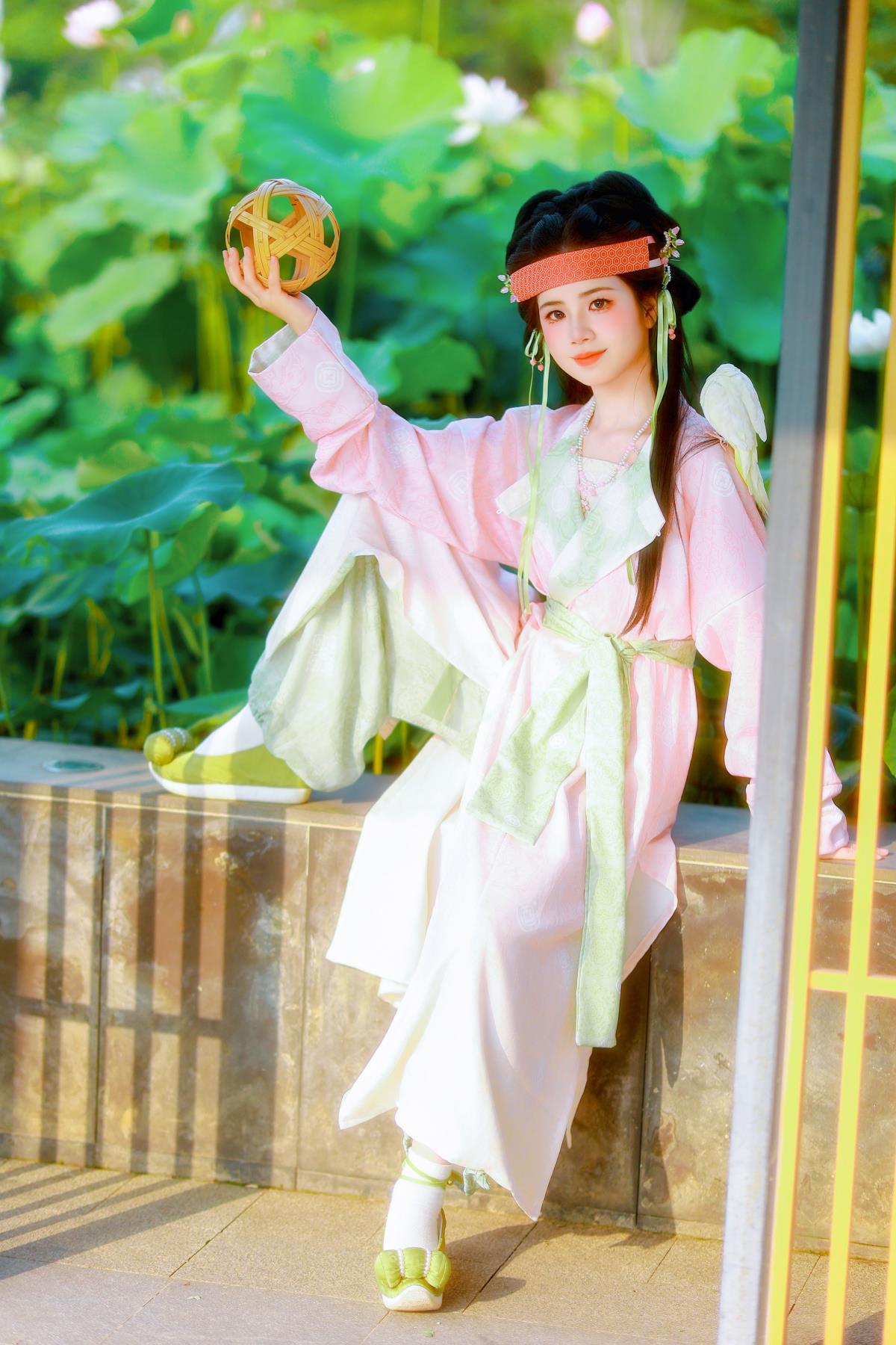 《蹴鞠少女：二月天里的仙姿韵影》 解析：原内容围绕蹴鞠少女展开，描绘了其蹴鞠场景及形象，“二月天”增添了美好氛围，“仙风吹下两婵娟”展现出如仙般的姿态，“汗沾粉面花含露，尘扑蛾眉柳带烟”更是生动地刻画了少女形象，综合这些元素生成此标题，富有意境且符合文艺风格。