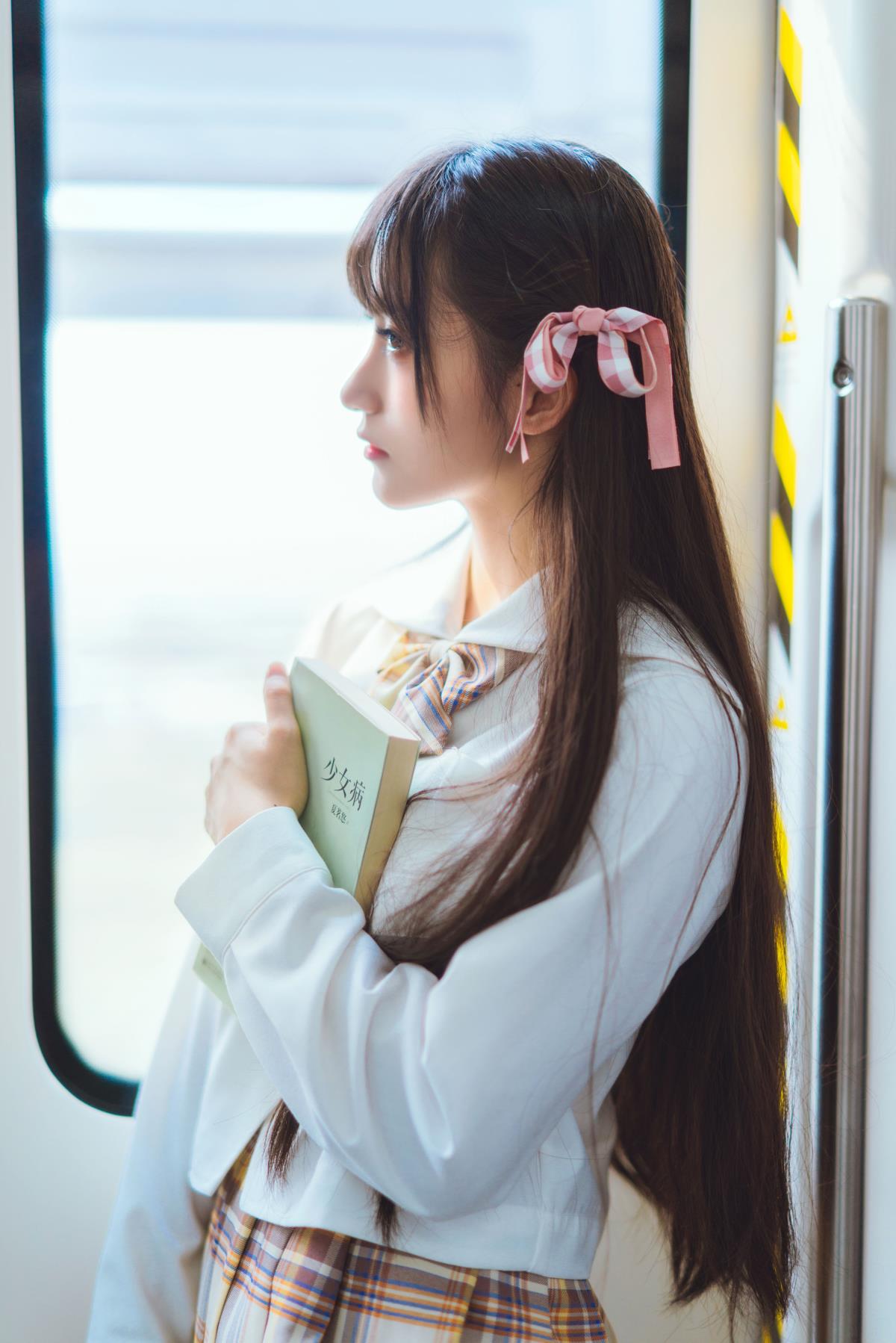 地铁JK少女：穿梭在人潮中的青春亮丽风景