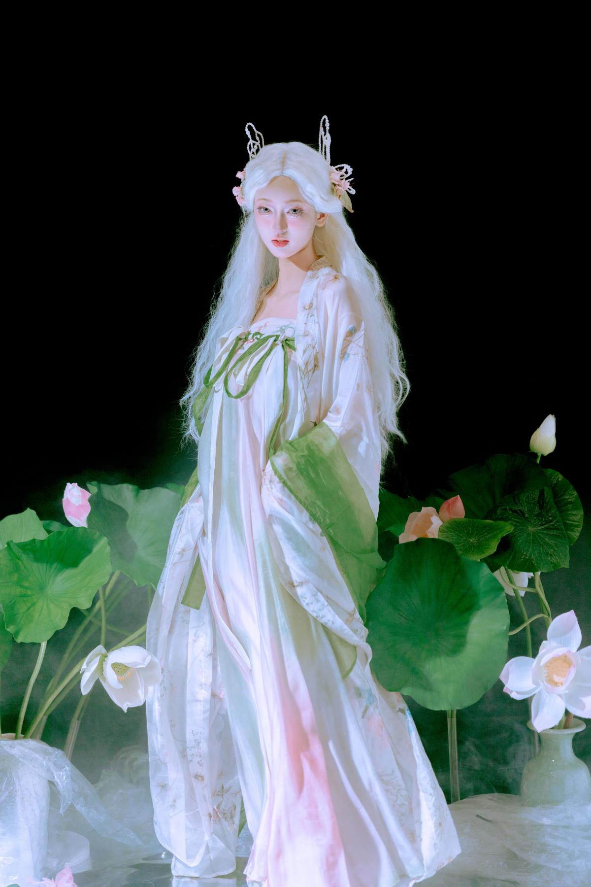 《荷灵之姿：汉服与现代造型融合，演绎精怪主题COS风情》 或者 《白衣荷灵：汉服与现代造型交织，展现精怪主题Cosplay魅力》