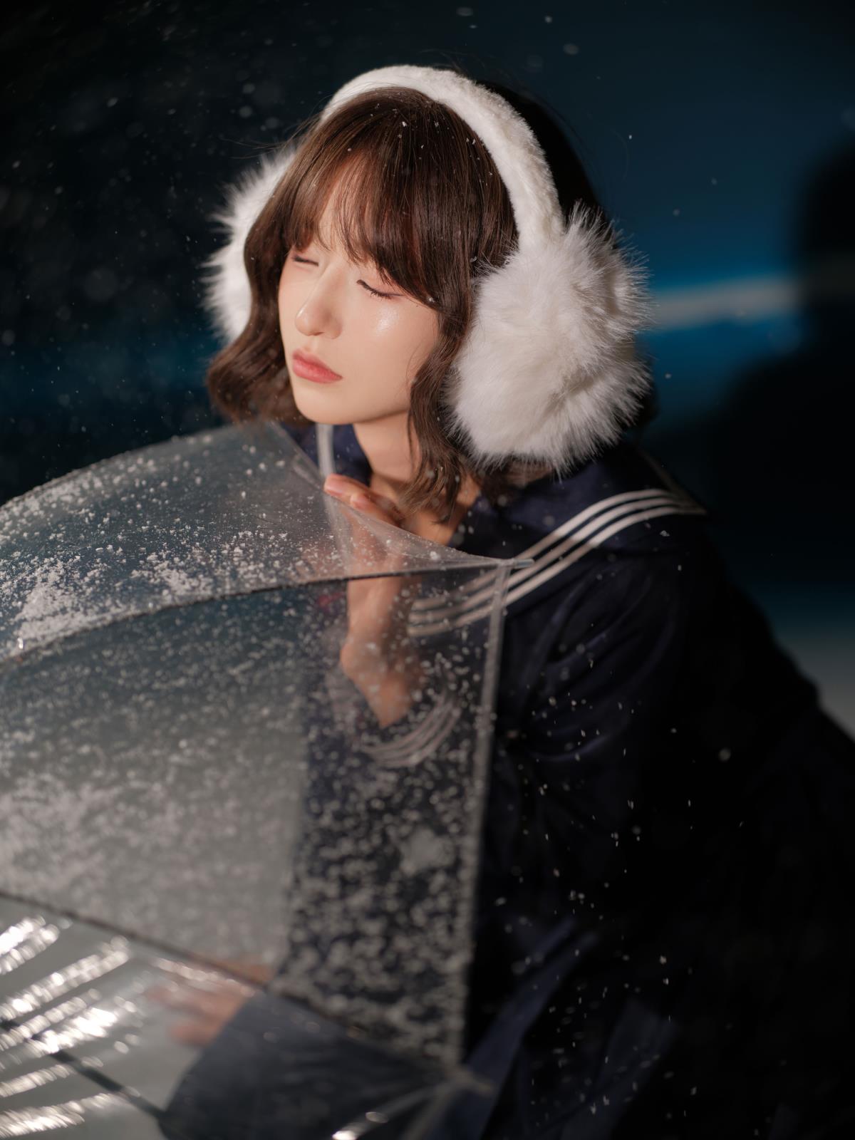 《雪景中的少女思念，身着水手服弥漫别样氛围》