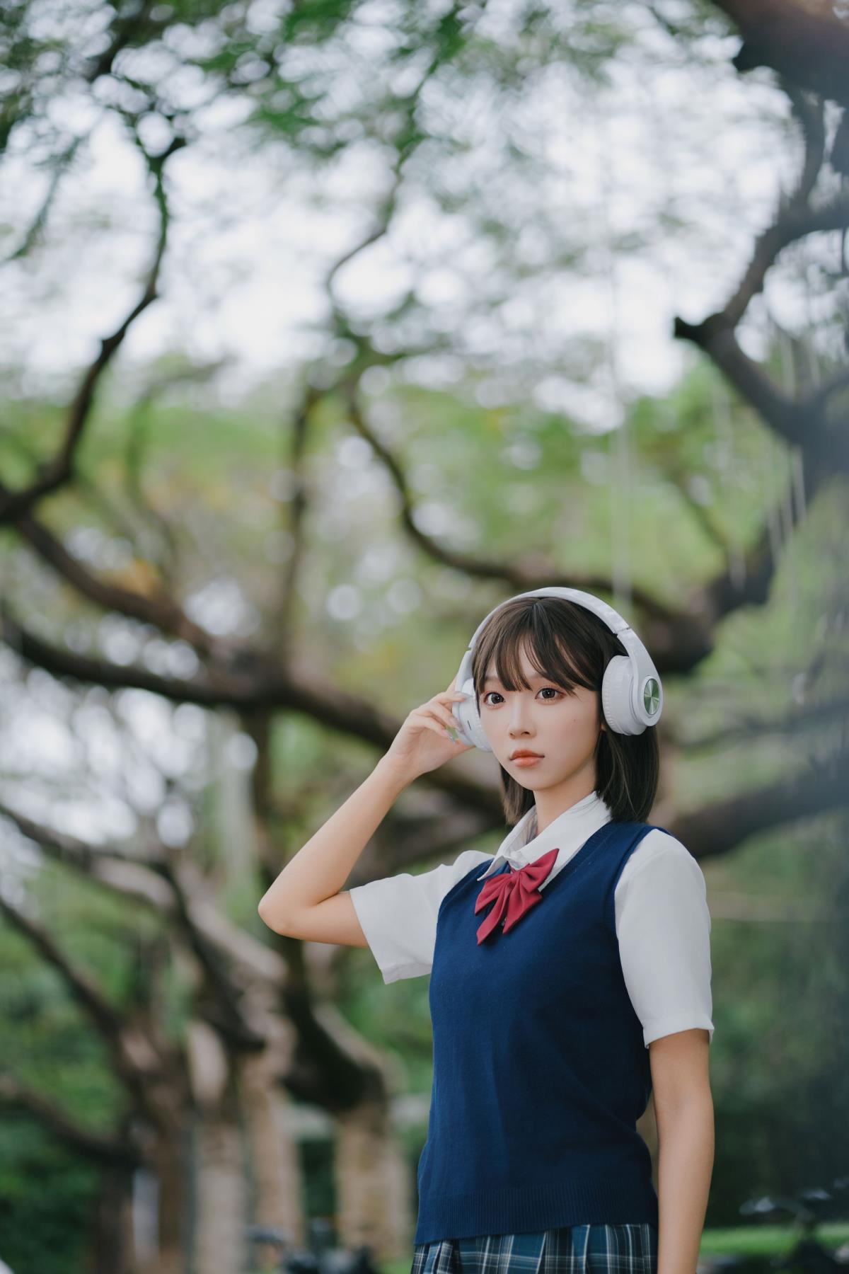 《JK 少女的周末：漫步公园，聆听音乐，定格美好》 或者 《大学周末，JK 校花的公园时光：乐音相伴，美照留存》 或者 《JK 日记：邂逅周末公园，奏响音乐篇章，轻触少女美好》