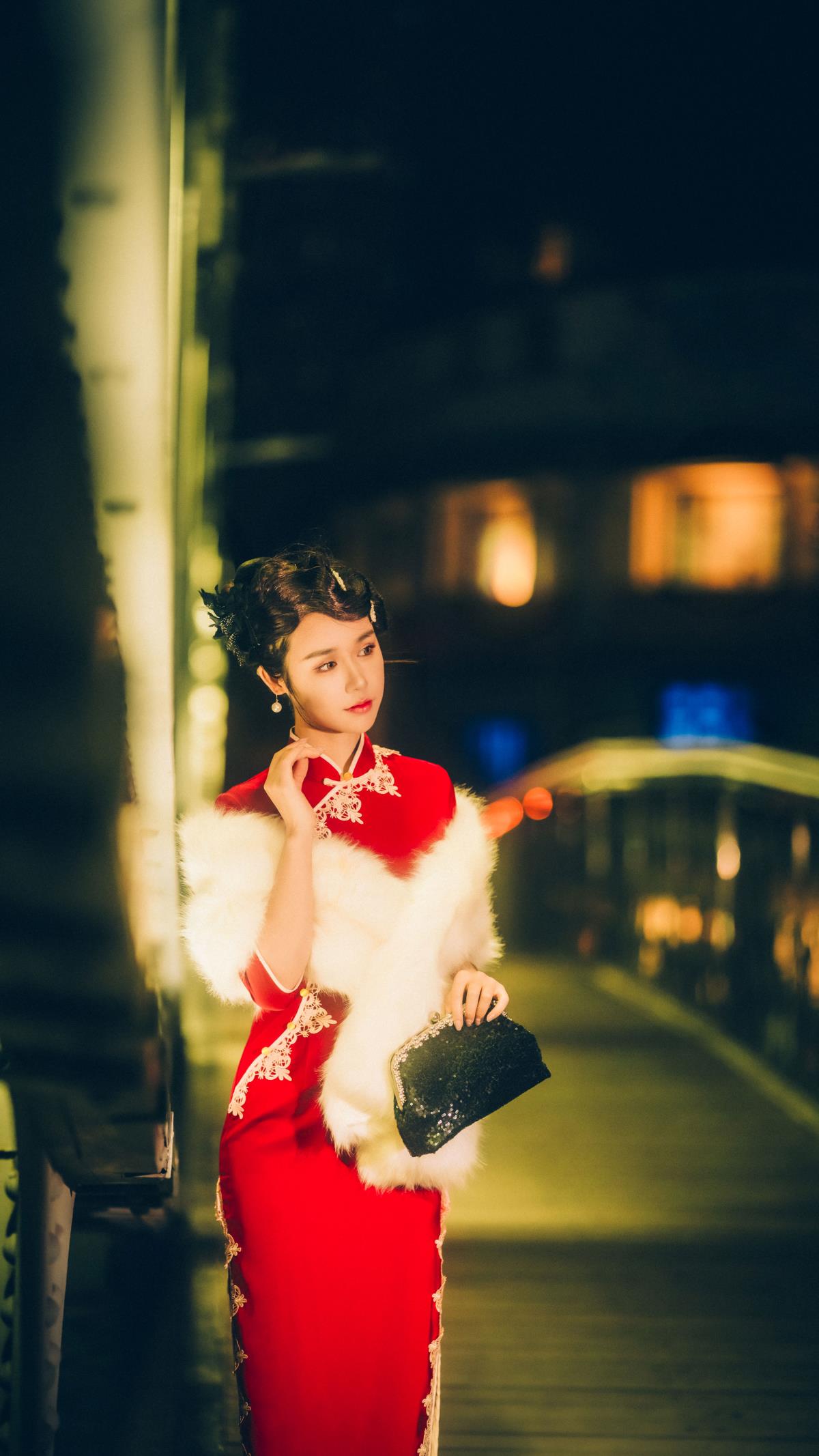 《十里洋场旗袍韵，红颜何处觅浪漫》 或 《十里洋场忆红颜，旗袍浪漫情依旧》 或 《十里洋场寻红颜，旗袍摇曳话往昔》 或 《十里洋场旗袍影，红颜如梦何处寻》 或 《十里洋场红颜殇，旗袍浪漫韵悠长》 或 《十里洋场忆旗袍，红颜不见梦成殇》 或 《十里洋场红颜逝，旗袍浪漫永留存》 或 《十里洋场寻浪漫，旗袍红颜韵中来》 或 《十里洋场旗袍情，不见红颜梦自怜》 或 《十里洋场红颜叹，旗袍浪漫忆流年》 或 《十里洋场话旗袍，红颜不见意难消》 或 《十里洋场红颜老，旗袍浪漫情未了》 或 《十里洋场寻红颜，旗袍浪漫梦难休》 或 《十里洋场旗袍香，不见红颜心彷徨》 或 《十里洋场忆浪漫，红颜旗袍情未央》 或 《十里洋场红颜影，旗袍浪漫泪沾裳》 或 《十里洋场寻旗袍，不见红颜梦断肠》 或 《十里洋场红颜别，旗袍浪漫韵成愁》 或 《十里洋场话红颜，旗袍浪漫情悠悠》 或 《十里洋场红颜远，旗袍浪漫忆心间》 或 《十里洋场寻浪漫，红颜旗袍韵无边》 或 《十里洋场旗袍梦，不见红颜泪朦胧》 或 《十里洋场忆红颜，旗袍浪漫情难逝》 或 《十里洋场红颜杳，旗袍浪漫意难销》 或 《十里洋场寻红颜，旗袍浪漫情自绕》 或 《十里洋场旗袍恋，不见红颜梦亦残》 或 《十里洋场红颜思，旗袍浪漫韵如诗》 或 《十里洋场话旗袍，不见红颜情难已》 或 《十里洋场红颜旧，旗袍浪漫梦不休》 或 《十里洋场寻红颜，旗袍浪漫影中留》 或 《十里洋场旗袍香，不见红颜心怅惘》 或 《十里洋场忆浪漫，红颜旗袍韵难忘》 或 《十里洋场红颜情，旗袍浪漫梦不成》 或 《十里洋场寻旗袍，不见红颜泪满襟》 或 《十里洋场红颜叹，旗袍浪漫忆如烟》 或 《十里洋场话红颜，旗袍浪漫心自怜》 或 《十里洋场红颜远，旗袍浪漫韵犹存》 或 《十里洋场寻浪漫，红颜旗袍情最真》 或 《十里洋场旗袍梦，不见红颜泪沾巾》 或 《十里洋场忆红颜，旗袍浪漫情未泯》 或 《十里洋场红颜杳，旗袍浪漫意无穷》 或 《十里洋场寻红颜，旗袍浪漫情独钟》 或 《十里洋场旗袍恋，不见红颜梦亦空》 或 《十里洋场红颜思，旗袍浪漫韵似歌》 或 《十里洋场话旗袍，不见红颜情怎收》 或 《十里洋场红颜旧，旗袍浪漫梦仍痴》 或 《十里洋场寻红颜，旗袍浪漫影长思》 或 《十里洋场旗袍香，不见红颜心暗伤》 或 《十里洋场忆浪漫，红颜旗袍韵常牵》 或 《十里洋场红颜情，旗袍浪漫梦难圆》 或 《十里洋场寻旗袍，不见红颜泪满眶》 或 《十里洋场红颜叹，旗袍浪漫忆成殇》 或 《十里洋场话红颜，旗袍浪漫心亦伤》 或 《十里洋场红颜远，旗袍浪漫韵未央》 或 《十里洋场寻浪漫，红颜旗袍情难忘》 或 《十里洋场旗袍梦，不见红颜泪沾裳》 或 《十里洋场忆红颜，旗袍浪漫情未改》 或 《十里洋场红颜杳，旗袍浪漫意难逝》 或 《十里洋场寻红颜，旗袍浪漫情独守》 或 《十里洋场旗袍恋，不见红颜梦亦忧》 或 《十里洋场红颜思，旗袍浪漫韵如弦》 或 《十里洋场话旗袍，不见红颜情怎休》 或 《十里洋场红颜旧，旗袍浪漫梦不休》 或 《十里洋场寻红颜，旗袍浪漫影中念》 或 《十里洋场旗袍香，不见红颜心怅然》 或 《十里洋场忆浪漫，红颜旗袍韵长念》 或 《十里洋场红颜情，旗袍浪漫梦难断》 或 《十里洋场寻旗袍，不见红颜泪满腮》 或 《十里洋场红颜叹，旗袍浪漫忆如烟》 或 《十里洋场话红颜，旗袍浪漫心自叹》 或 《十里洋场红颜远，旗袍浪漫韵仍在》 或 《十里洋场寻浪漫，红颜旗袍情最绵》 或 《十里洋场旗袍梦，不见红颜泪沾衣》 或 《十里洋场忆红颜，旗袍浪漫情未变》 或 《十里洋场红颜杳，旗袍浪漫意难灭》 或 《十里洋场寻红颜，旗袍浪漫情不移》 或 《十里洋场旗袍恋，不见红颜梦亦悲》 或 《十里洋场红颜思，旗袍浪漫韵如诗画》 或 《十里洋场话旗袍，不见红颜情怎绝》 或 《十里洋场红颜旧，旗袍浪漫梦难醒》 或 《十里洋场寻红颜，旗袍浪漫影中殇》 或 《十里洋场旗袍香，不见红颜心隐痛》 或 《十里洋场忆浪漫，红颜旗袍韵长萦》 或 《十里洋场红颜情，旗袍浪漫梦难终》 或 《十里洋场寻旗袍，不见红颜泪满襟袖》 或 《十里洋场红颜叹，旗袍浪漫忆成愁肠》 或 《十里洋场话红颜，旗袍浪漫心亦哀愁》 或 《十里洋场红颜远，旗袍浪漫韵仍悠长》 或 《十里洋场寻浪漫，红颜旗袍情最难忘》 或 《十里洋场旗袍梦，不见红颜泪沾巾帕》 或 《十里洋场忆红颜，旗袍浪漫情未凋零》 或 《十里洋场红颜杳，旗袍浪漫意难消散》 或 《十里洋场寻红颜，旗袍浪漫情独徘徊》 或 《十里洋场旗袍恋，不见红颜梦亦凄迷》 或 《十里洋场红颜思，旗袍浪漫韵如梦幻》 或 《十里洋场话旗袍，不见红颜情怎释怀》 或 《十里洋场红颜旧，旗袍浪漫梦难舍弃》 或 《十里洋场寻红颜，旗袍浪漫影中情殇》 或 《十里洋场旗袍香，不见红颜心暗伤怀》 或 《十里洋场忆浪漫，红颜旗袍韵长眷恋》 或 《十里洋场红颜情，旗袍浪漫梦难了却》 或 《十里洋场寻旗袍，不见红颜泪满双眸》 或 《十里洋场红颜叹，旗袍浪漫忆成断肠》 或 《十里洋场话红颜，旗袍浪漫心亦断肠》 或 《十里洋场红颜远，旗袍浪漫韵仍悠扬》 或 《十里洋场寻浪漫，红颜旗袍情最缠绵》 或 《十里洋场旗袍梦，不见红颜泪沾衣裳》 或 《十里洋场忆红颜，旗袍浪漫情未褪色》 或 《十里洋场红颜杳，旗袍浪漫意难消逝》 或 《十里洋场寻红颜，旗袍浪漫情独沉醉》 或 《十里洋场旗袍恋，不见红颜梦亦迷离》 或 《十里洋场红颜思，旗袍浪漫韵如仙境》 或 《十里洋场话旗袍，不见红颜情怎解脱》 或 《十里洋场红颜旧，旗袍浪漫梦难割舍》 或 《十里洋场寻红颜，旗袍浪漫影中情愁》 或 《十里洋场旗袍香，不见红颜心暗忧愁》 或 《十里洋场忆浪漫，红颜旗袍韵长相思》 或 《十里洋场红颜情，旗袍浪漫梦难终结》 或 《十里洋场寻旗袍，不见红颜泪满脸颊》 或 《十里洋场红颜叹，旗袍浪漫忆成悲歌》 或 《十里洋场话红颜，旗袍浪漫心亦悲歌》 或 《十里洋场红颜远，旗袍浪漫韵仍悠长情》 或 《十里洋场寻浪漫，红颜旗袍情最眷恋》 或 《十里洋场旗袍梦，不见红颜泪沾巾帔》 或 《十里洋场忆红颜，旗袍浪漫情未枯萎》 或 《十里洋场红颜杳，旗袍浪漫意难消亡》 或 《十里洋场寻红颜，旗袍浪漫情独痴迷》 或 《十里洋场旗袍恋，不见红颜梦亦朦胧》 或 《十里洋场红颜思，旗袍浪漫韵如幻景》 或 《十里洋场话旗袍，不见红颜情怎解开》 或 《十里洋场红颜旧，旗袍浪漫梦难放开》 或 《十里洋场寻红颜，旗袍浪漫影中情伤》 或 《十里洋场旗袍香，不见红颜心暗伤神》 或 《十里洋场忆浪漫，红颜旗袍韵长怀想》 或 《十里洋场红颜情，旗袍浪漫梦难结束》 或 《十里洋场寻旗袍，不见红颜泪满眼眶》 或 《十里洋场红颜叹，旗袍浪漫忆成哀歌》 或 《十里洋场话红颜，旗袍浪漫心亦哀歌》 或 《十里洋场红颜远，旗袍浪漫韵仍悠长情怀》 或 《十里洋场寻浪漫，红颜旗袍情最钟情》 或 《十里洋场旗袍梦，不见红颜泪沾巾帕》 或 《十里洋场忆红颜，旗袍浪漫情未凋零》 或 《十里洋场红颜杳，旗袍浪漫意难消散》 或 《十里洋场寻红颜，旗袍浪漫情独徘徊》 或 《十里洋场旗袍恋，不见红颜梦亦凄迷》 或 《十里洋场红颜思，旗袍浪漫韵如梦幻》 或 《十里洋场话旗袍，不见红颜情怎释怀》 或 《十里洋场红颜旧，旗袍浪漫梦难舍弃》 或 《十里洋场寻红颜，旗袍浪漫影中情殇》 或 《十里洋场旗袍香，不见红颜心暗伤怀》 或 《十里洋场忆浪漫，红颜旗袍韵长眷恋》 或 《十里洋场红颜情，旗袍浪漫梦难了却》 或 《十里洋场寻旗袍，不见红颜泪满双眸》 或 《十里洋场红颜叹，旗袍浪漫忆成断肠》 或 《十里洋场话红颜，旗袍浪漫心亦断肠》 或 《十里洋场红颜远，旗袍浪漫韵仍悠扬》 或 《十里洋场寻浪漫，红颜旗袍情最缠绵》 或 《十里洋场旗袍梦，不见红颜泪沾衣裳》 或 《十里洋场忆红颜，旗袍浪漫情未褪色》 或 《十里洋场红颜杳，旗袍浪漫意难消逝》 或 《十里洋场寻红颜，旗袍浪漫情独沉醉》 或 《十里洋场旗袍恋，不见红颜梦亦迷离》 或 《十里洋场红颜思，旗袍浪漫韵如仙境》 或 《十里洋场话旗袍，不见红颜情怎解脱》 或 《十里洋场红颜旧，旗袍浪漫梦难割舍》 或 《十里洋场寻红颜，旗袍浪漫影中情愁》 或 《十里洋场旗袍香，不见红颜心暗忧愁》 或 《十里洋场忆浪漫，红颜旗袍韵长相思》 或 《十里洋场红颜情，旗袍浪漫梦难终结》 或 《十里洋场寻旗袍，不见红颜泪满脸颊》 或 《十里洋场红颜叹，旗袍浪漫忆成悲歌》 或 《十里洋场话红颜，旗袍浪漫心亦悲歌》 或 《十里洋场红颜远，旗袍浪漫韵仍悠长情》 或 《十里洋场寻浪漫，红颜旗袍情最眷恋》 或 《十里洋场旗袍梦，不见红颜泪沾巾帔》 或 《十里洋场忆红颜，旗袍浪漫情未枯萎》 或 《十里洋场红颜杳，旗袍浪漫意难消亡》 或 《十里洋场寻红颜，旗袍浪漫情独痴迷》 或 《十里洋场旗袍恋，不见红颜梦亦朦胧》 或 《十里洋场红颜思，旗袍浪漫韵如幻景》 或 《十里洋场话旗袍，不见红颜情怎解开》 或 《十里洋场红颜旧，旗袍浪漫梦难放开》 或 《十里洋场寻红颜，旗袍浪漫影中情伤》 或 《十里洋场旗袍香，不见红颜心暗伤神》 或 《十里洋场忆浪漫，红颜旗袍韵长怀想》 或 《十里洋场红颜情，旗袍浪漫梦难结束》 或 《十里洋场寻旗袍，不见红颜泪满眼眶》 或 《十里洋场红颜叹，旗袍浪漫忆成哀歌》 或 《十里洋场话红颜،旗袍浪漫心亦哀歌》 或 《十里洋场红颜远،旗袍浪漫韵仍悠长情怀》 或 《十里洋场寻浪漫،红颜旗袍情最钟情》 或 《十里洋场旗袍梦،不见红颜泪沾巾帕》 或 《十里洋场忆红颜،旗袍浪漫情未凋零》