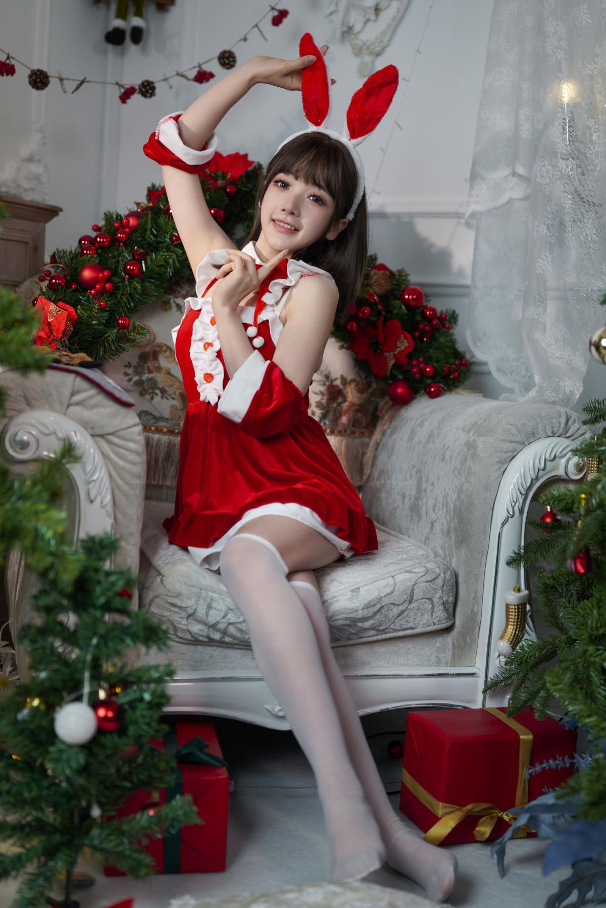 《圣诞之梦：兔女郎的可爱Cosplay与感恩祝福》