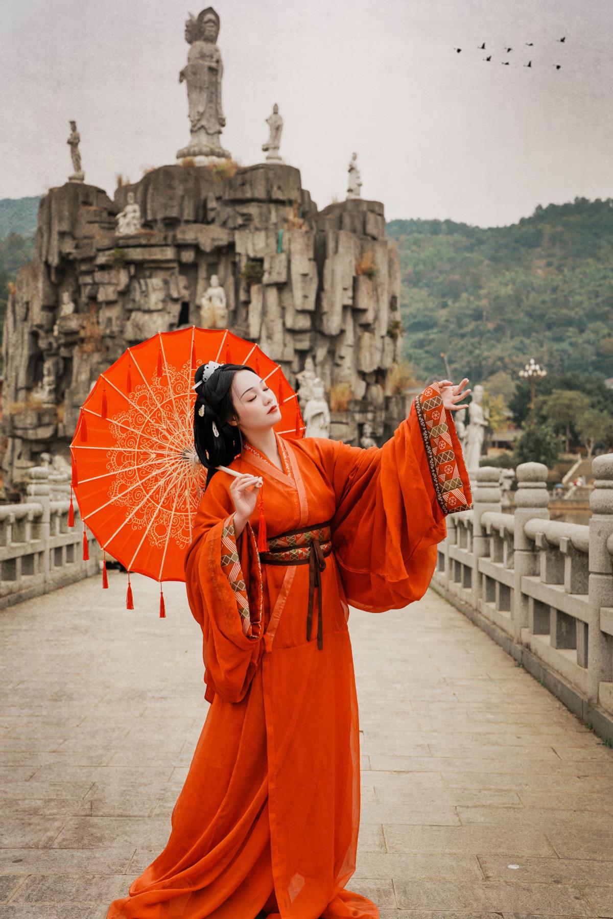 古风人像：万佛寺中，战国袍的千年宿命与古典氛围