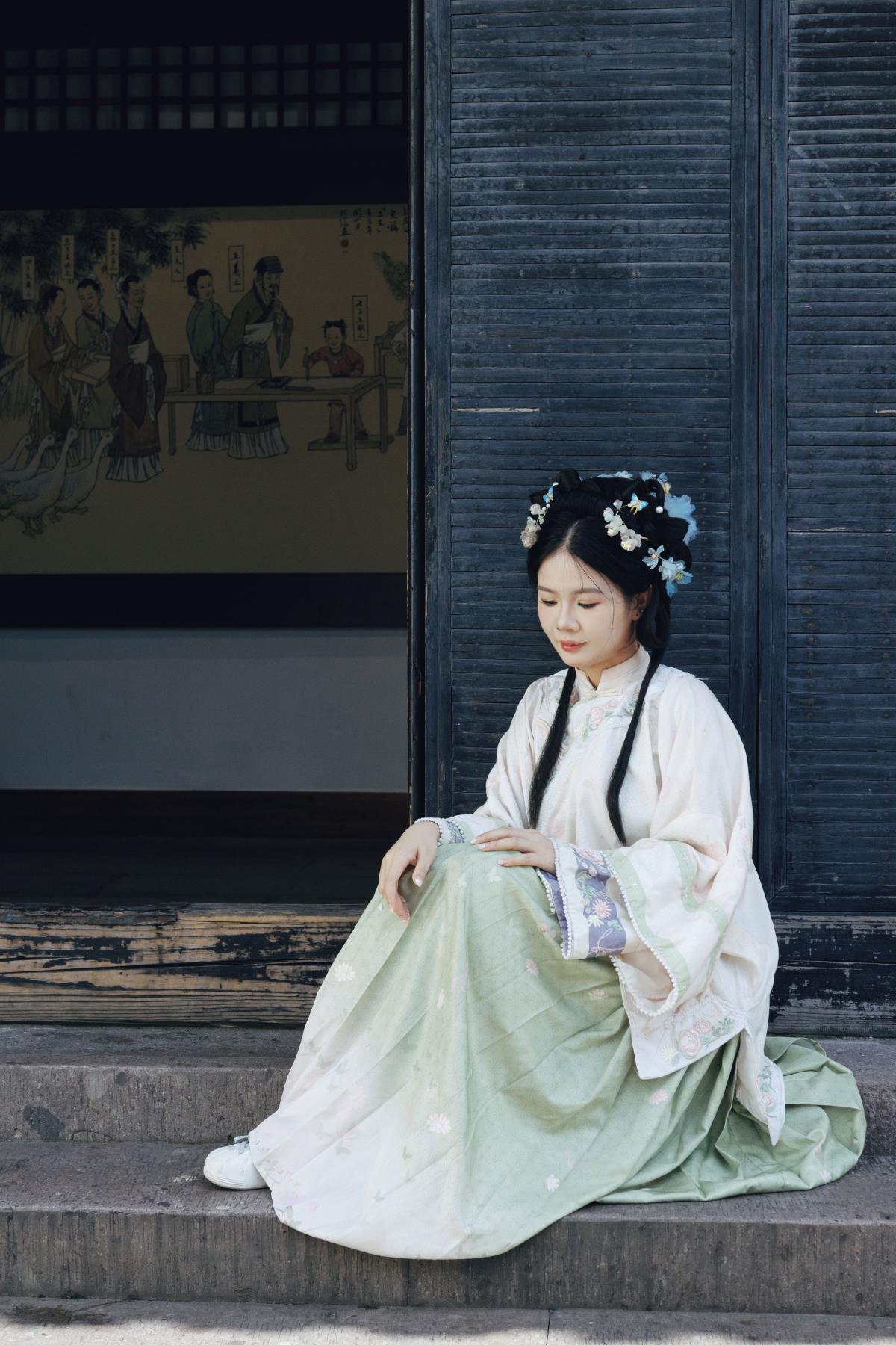 《可爱清汉女：古风园林间的汉服之美》 （注：这里是按照要求生成的示例标题，你可以根据需求进一步调整，比如：可爱清汉女：汉服演绎古风可爱园林情）