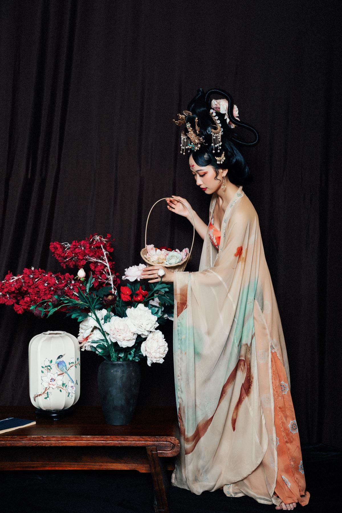 《富贵花韵，汉服美人的古风画卷》