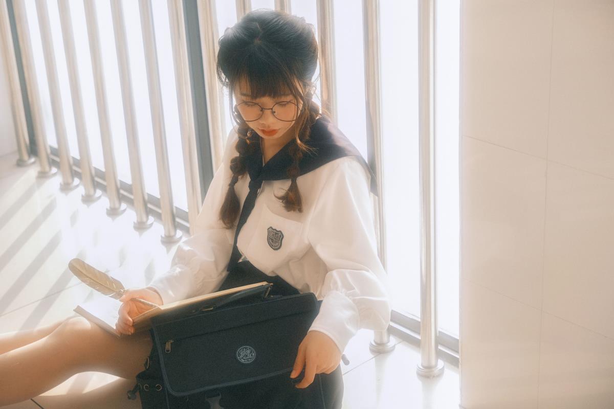 《盛夏光年：JK 少女水手服下的青春快门》 解析：将提取的关键信息“盛夏光年”“JK”“夏日”“女生”“水手服”进行组合，突出盛夏时节，JK 女生身着水手服的青春画面，“快门”一词则增添了一种记录美好瞬间的感觉，整体富有文艺气息和意境。