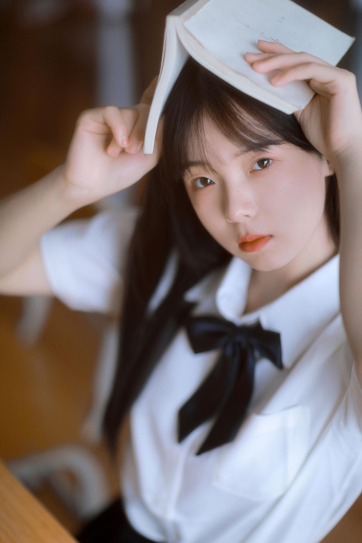 《阴雨天的教室写真：邂逅日系校花的青春时光》