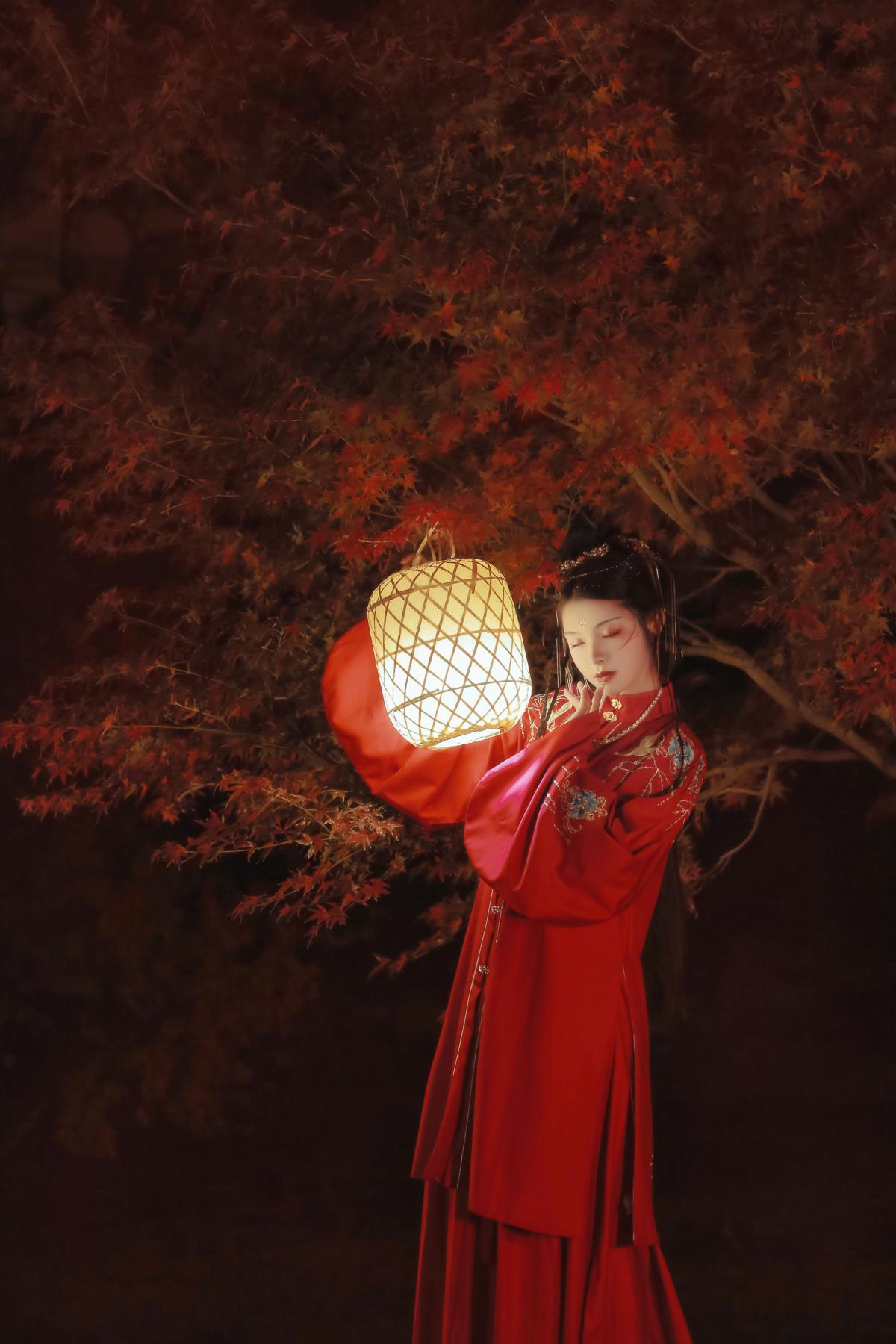 莫将圆相换眉颦，误了人间三五夜镜中人