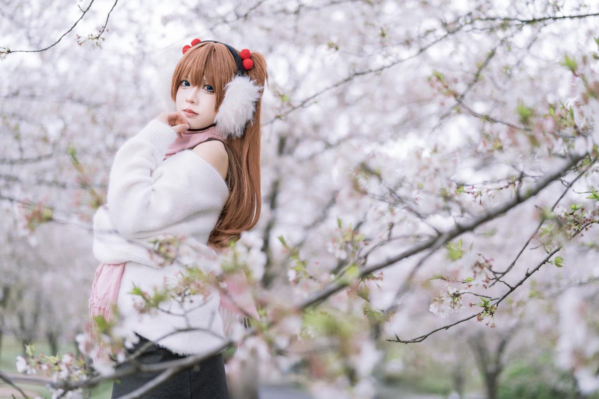 静怡樱花林，佳人踏入粉雪凝时