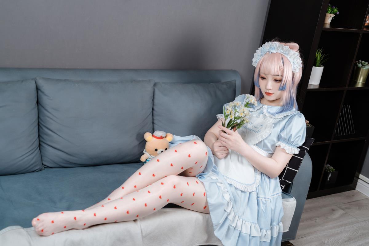 心海女仆装：于梦幻中邂逅的绮丽篇章 解析：这个标题既包含了关键人物“心海女仆装”，又通过“于梦幻中邂逅”营造出一种富有意境的氛围，“绮丽篇章”则增添了文艺气息，整体符合要求。