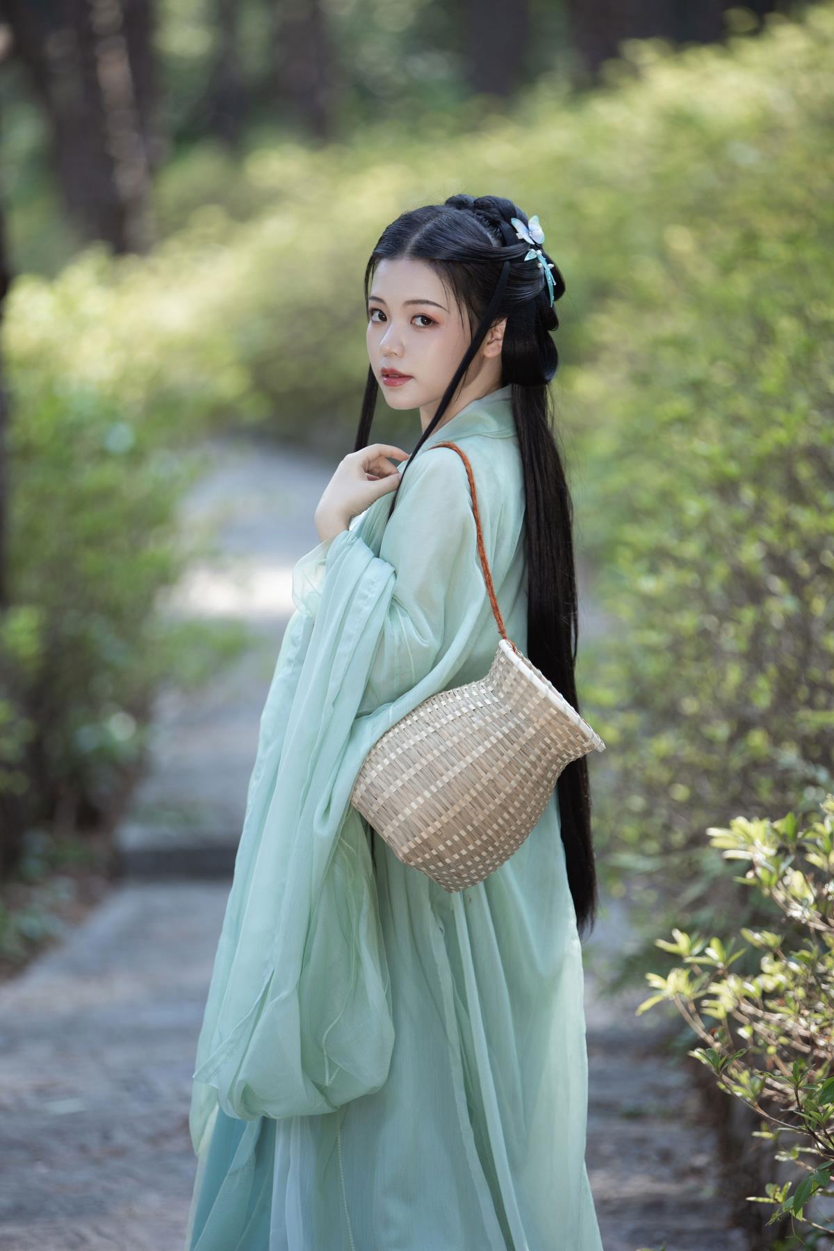 采茶纪：寒食过云雨消，江南美人指尖茶菁飘