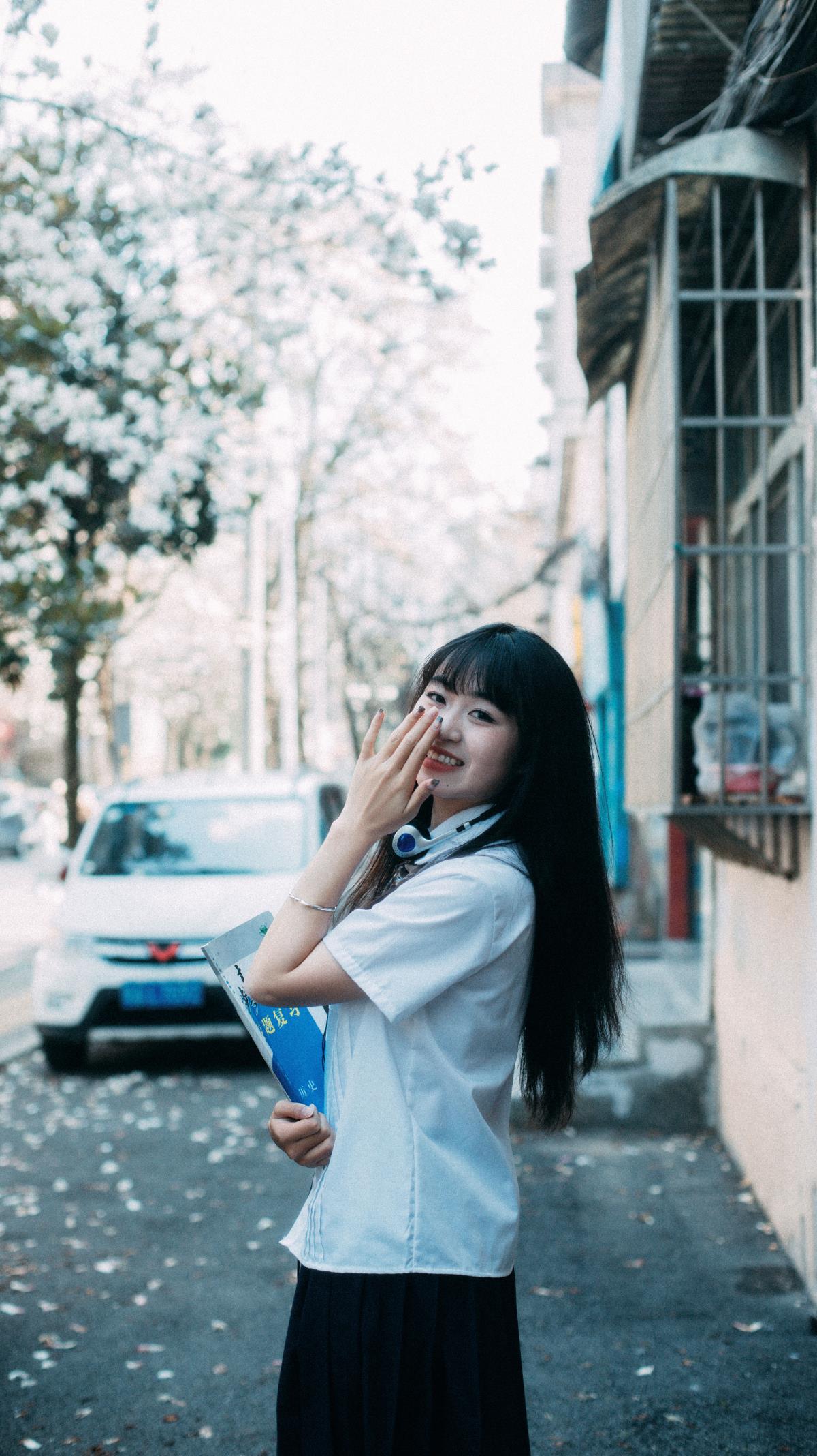 《玉兰花下的眷恋与长眠》