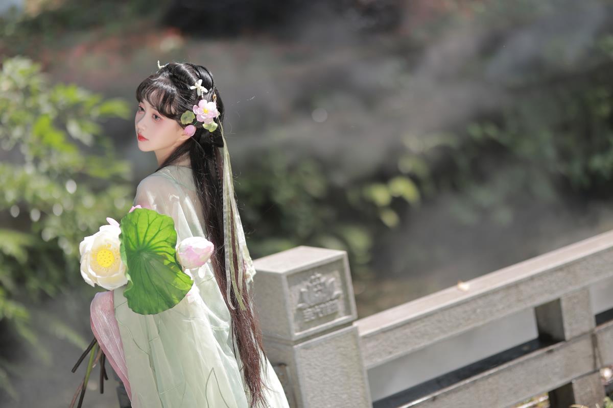 素年锦时：古风少女着汉服，不染尘烟享天真
