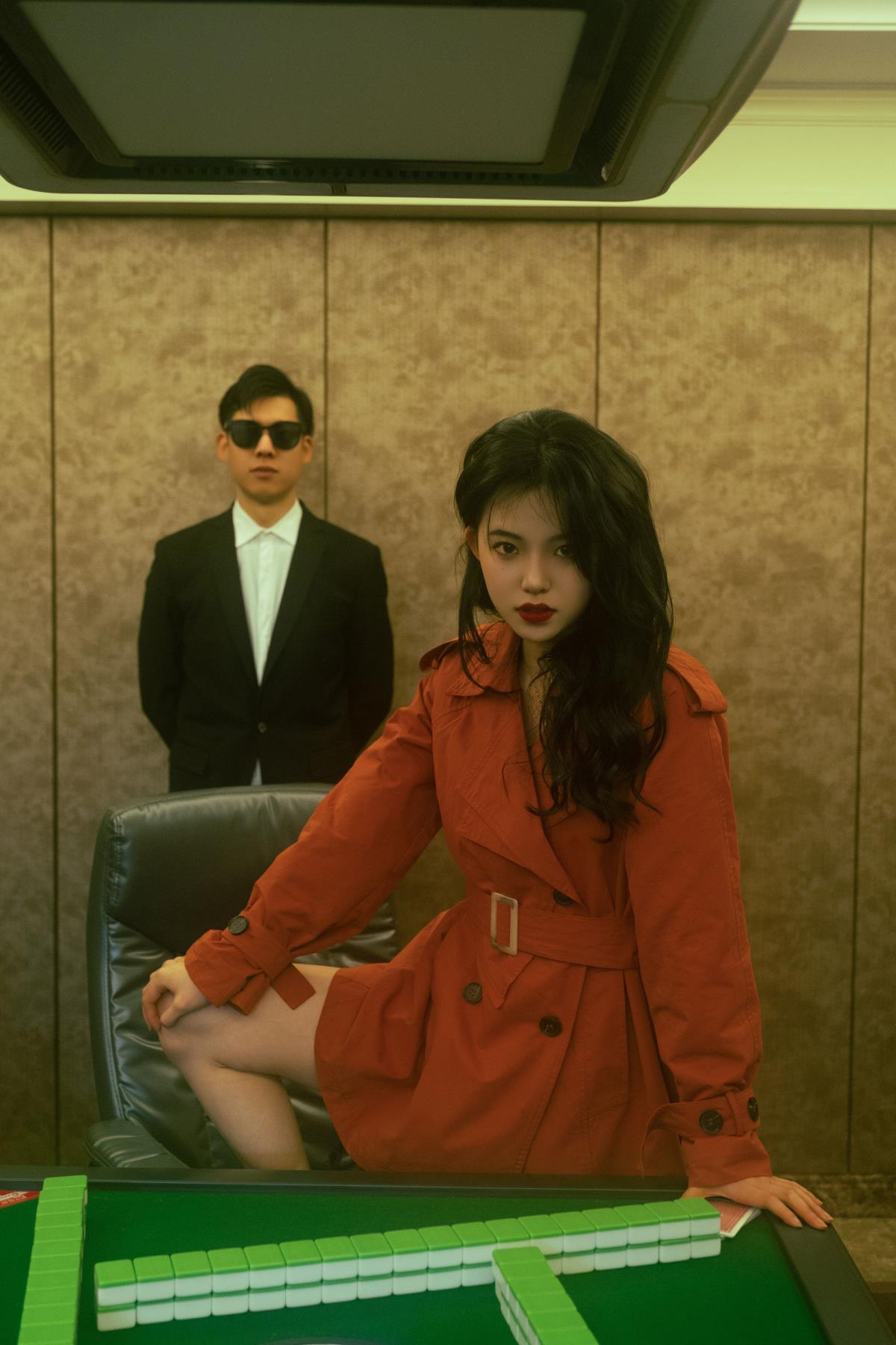 港风美人：复古大波浪营造的独特氛围与叼牌风情