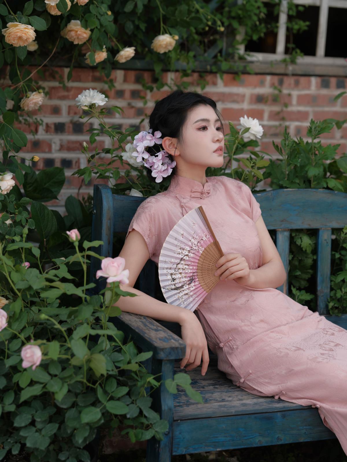 《月季旗袍少女，恰似明艳国风绽放》 或 《旗袍少女与月季，共绽中式明艳风华》 或 《月季映旗袍少女，国风画卷绽明艳》 或 《身着旗袍的少女，如月季般明艳国风》 或 《旗袍少女似月季，明艳国风韵中绽》 或 《月季旗袍韵，少女明艳国风情》 或 《少女着旗袍，月季绽明艳国风》 或 《旗袍少女与月季，绘明艳国风景致》 或 《月季旗袍间，少女明艳国风绽》 或 《穿旗袍的少女，如月季明艳国风来》