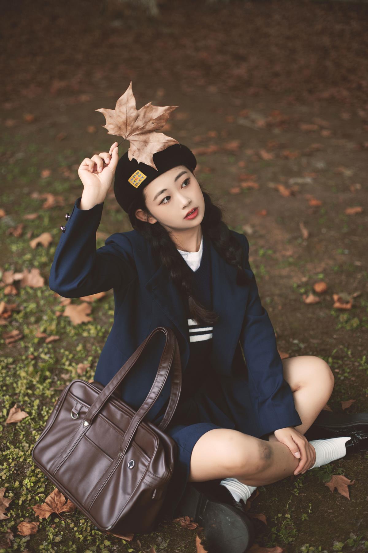 《被偷走的秋天，风是秋的来信》 解析：直接将给定内容中的关键信息组合起来，形成一个富有文艺气息的标题，既包含了“被偷走的秋天”这一独特表述，又有“今天的风是秋天的来信”这种充满诗意的表达，整体营造出一种关于秋天的意境氛围。