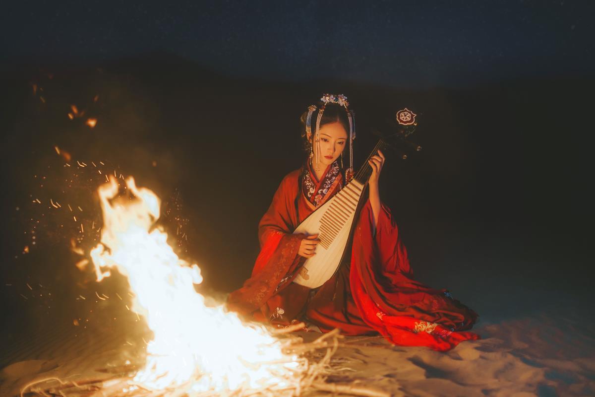 《胡汉亲和间，红颜琵琶泪》 解析：“胡汉亲和柔骨献，怨伤弹泪溅琵琶”体现了胡汉亲和这一重要历史元素，以及红颜弹奏琵琶落泪的情景，“红颜落雁香空老，残梦依稀化逝花”则营造出一种凄美、富有诗意的氛围，整体围绕这些关键信息生成标题，既包含了古风、唯美、意境等元素，又与红色主题相关，因为胡汉亲和是一段具有重要意义的历史事件，在一定程度上可与红色文化相联系，展现历史的厚重与情感的纠葛。 同时，去除了《》符号，符合题目要求。