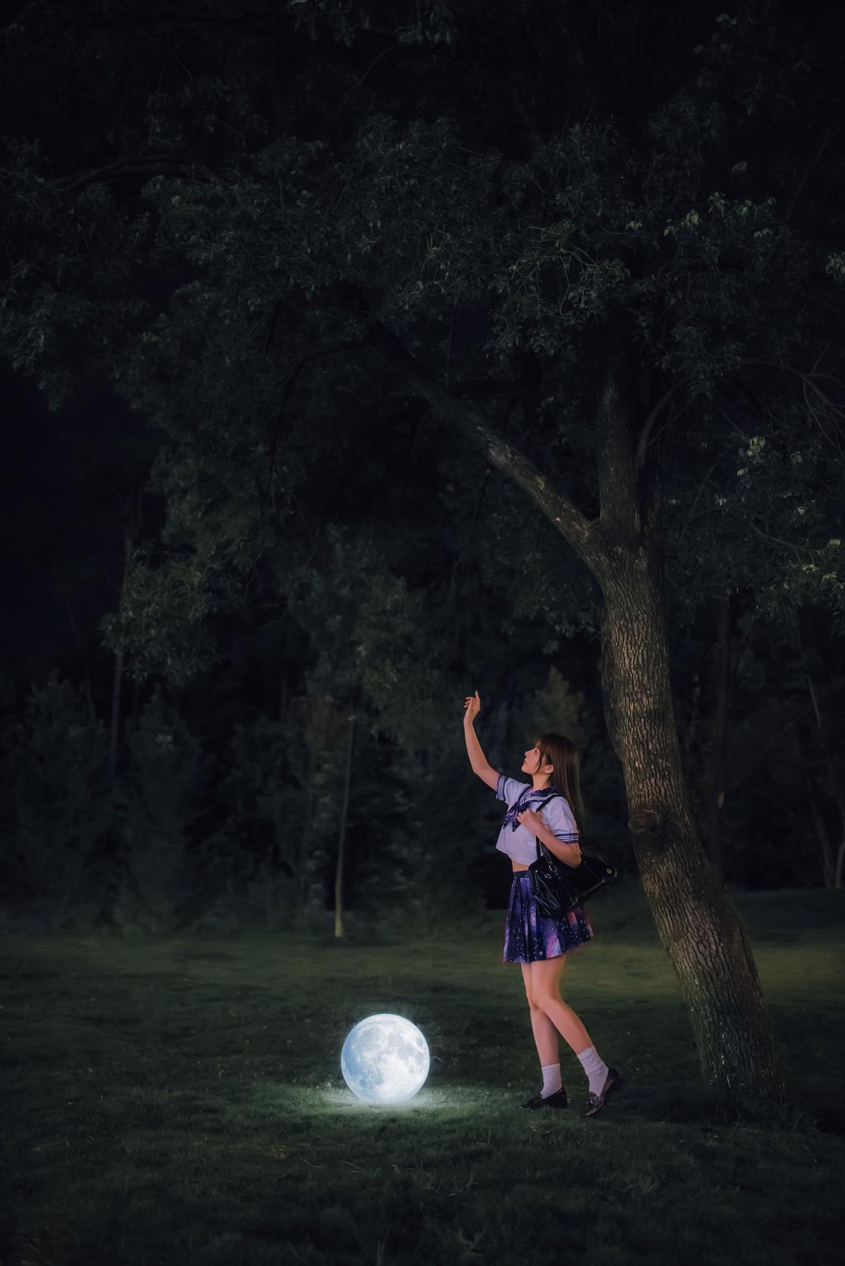 《JK 少女与光影交织：月亮照亮的暗夜生活》