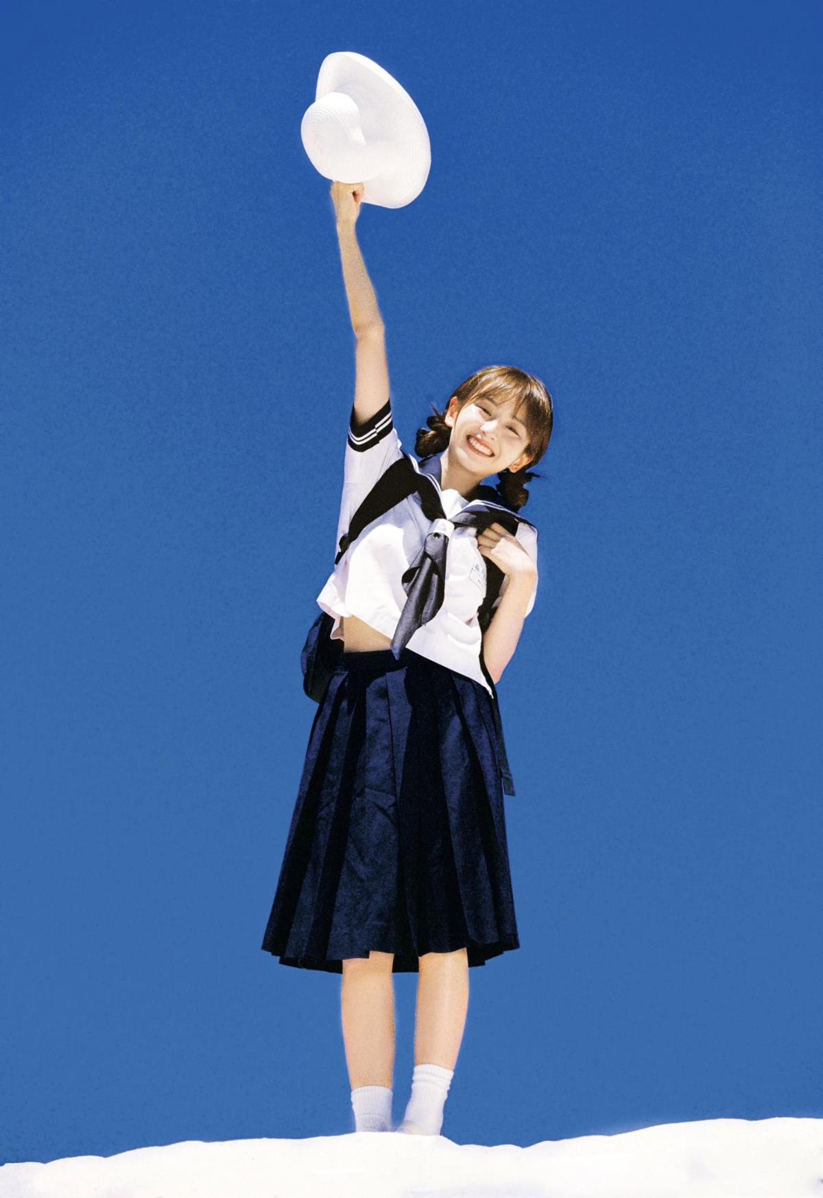 蓝天之下，元气少女的夏日活力氛围