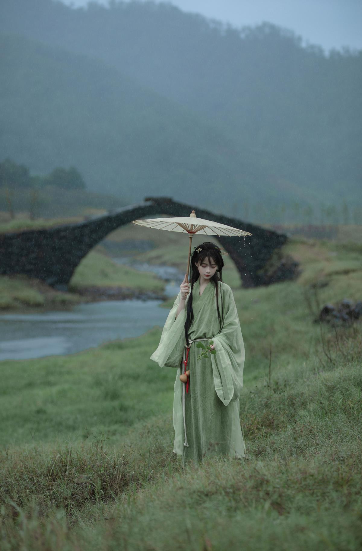 《悠悠远山暮，独向白云归：江南烟雨里的天青色古风清冷魏晋情》 （将提取信息组合并适当润色，添加标点符号使标题更通顺有韵味） 或者 《江南烟雨，邂逅天青色的古风清冷魏晋韵：悠悠远山暮，独向白云归》 （调整顺序，突出不同元素的关联） 又或者 《下雨天的魏晋古风清冷情：悠悠远山暮，独向白云归，江南烟雨的天青色》 （以不同方式呈现提取信息）