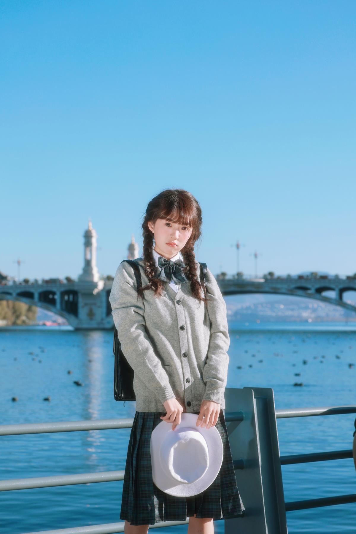 《元气少女于大理兴盛大桥，邂逅甜美日系jk制服氛围感写真》