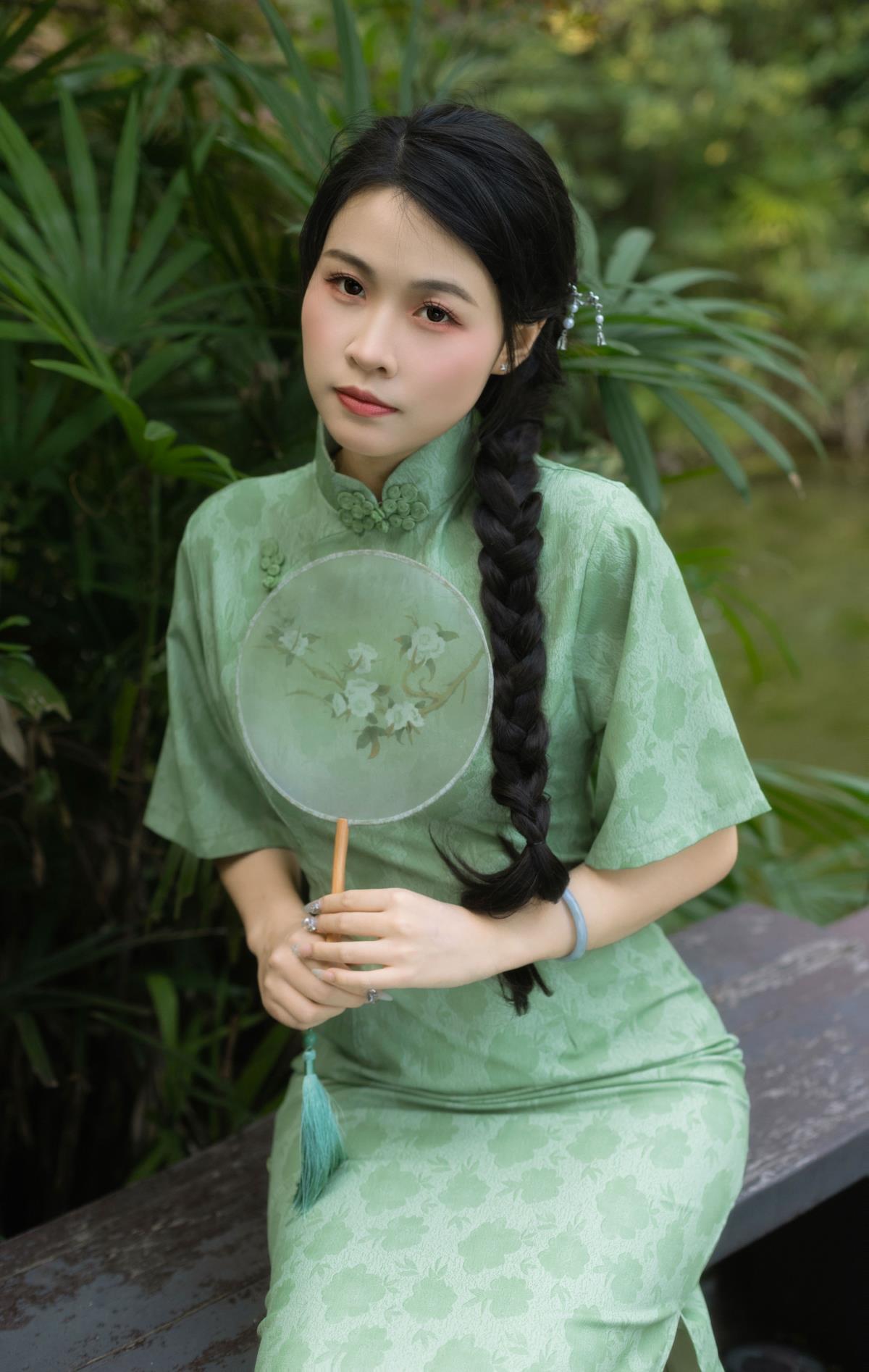 《华袍染芳华，旗袍展风华》 解析：“华袍染芳华”对应“一席华袍，染就一树芳华”，“旗袍展风华”对应“一席华袍展女子之风华”，整体标题既体现了旗袍与芳华的关联，又突出了旗袍展现女子风华的特点，富有文艺气息和意境。