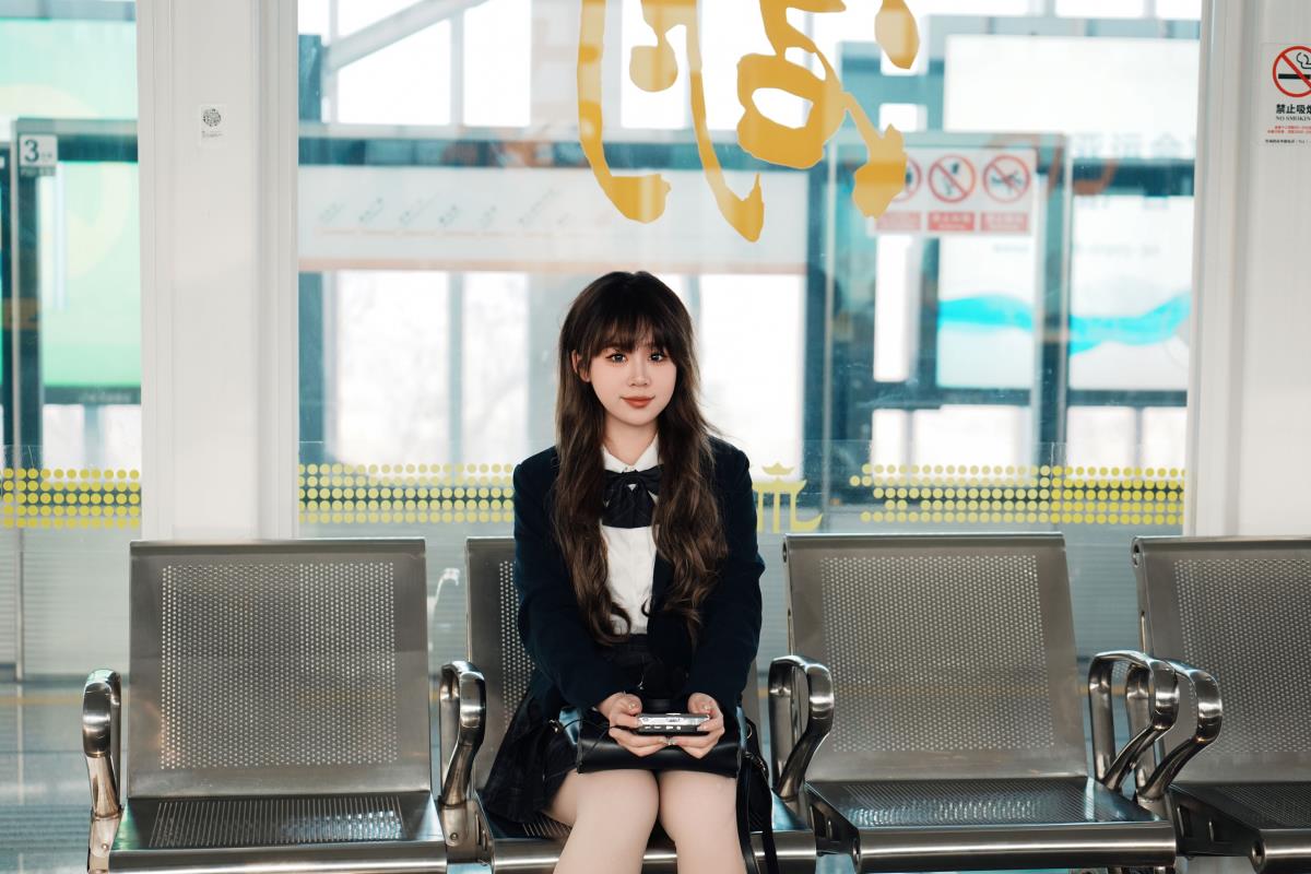 《JK 少女：傍晚地铁站，聆听金色阳光与歌的交织》