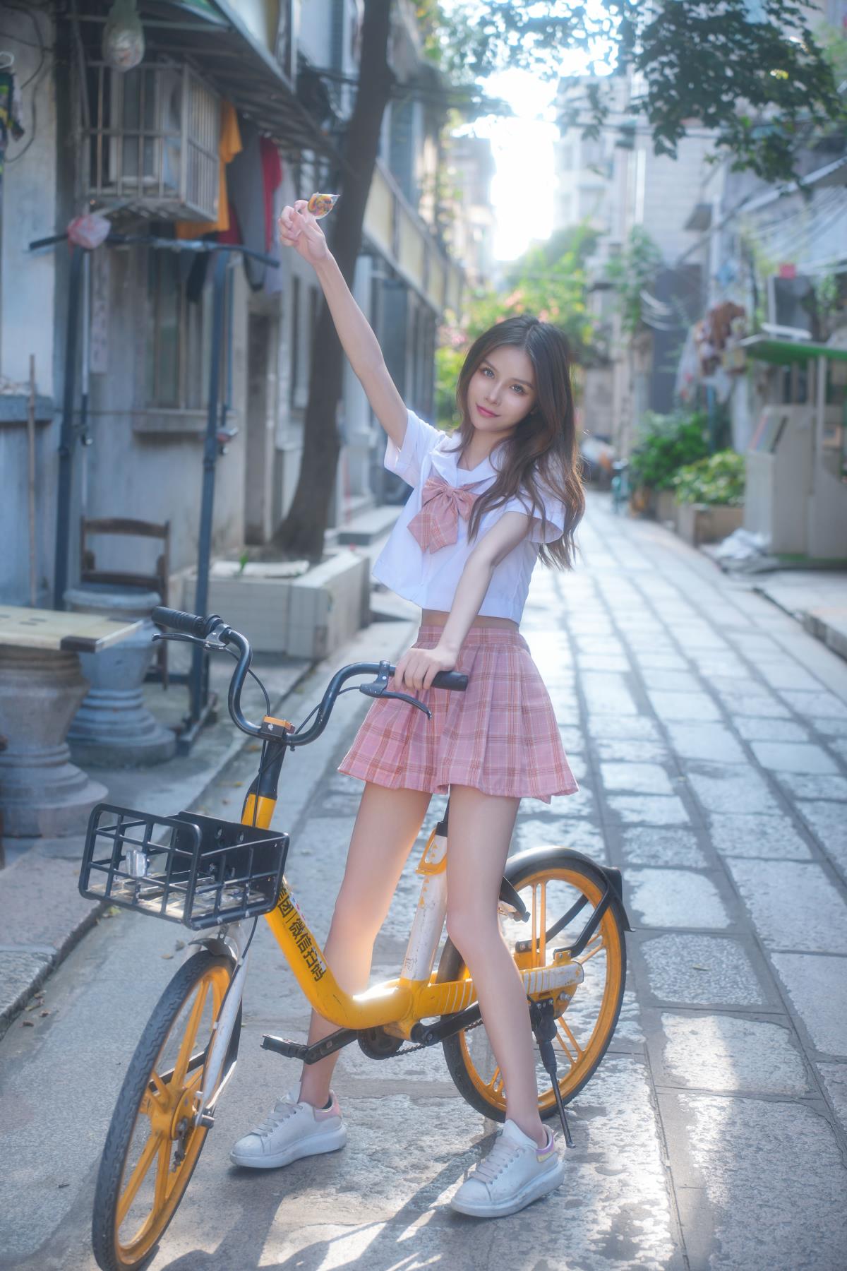 老街单车旁的JK少女与夏日棒棒糖时光