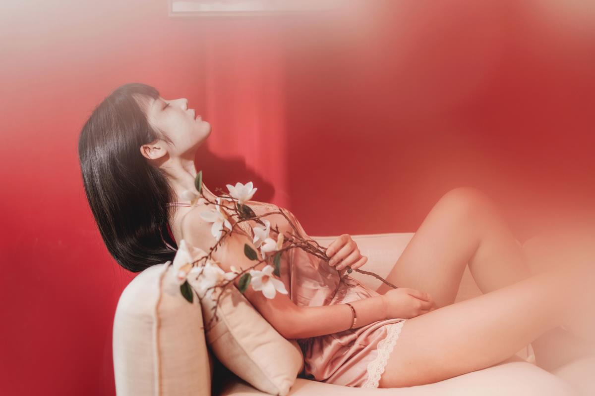 赤色想念：似火思念的情绪私房辣妹风